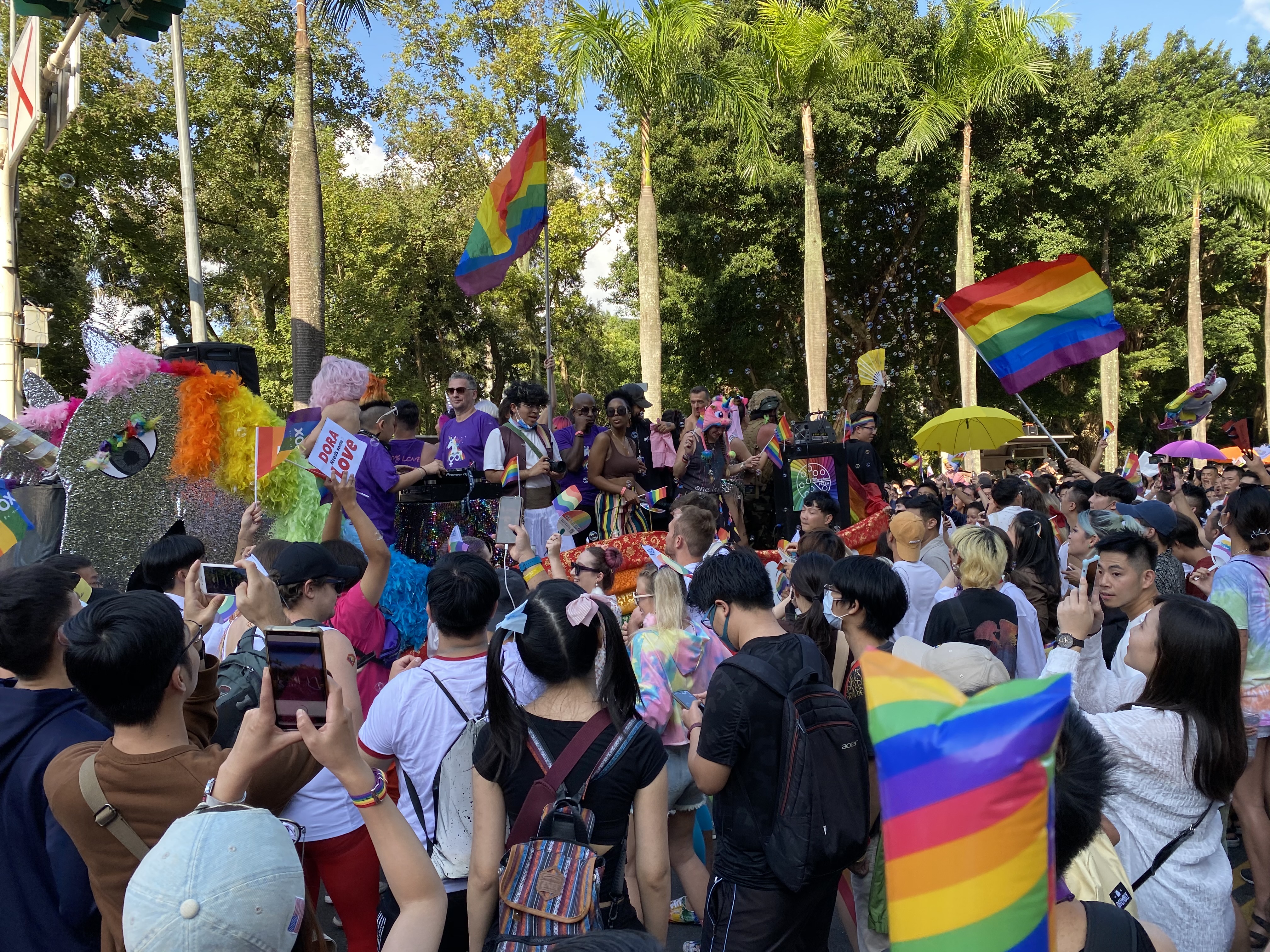 目前台灣的同婚專法尚未完全保障到跨國同婚的部分，目前司法院已在進行修法。圖為今年同志大遊行，許多外籍人士一同參加狂歡。