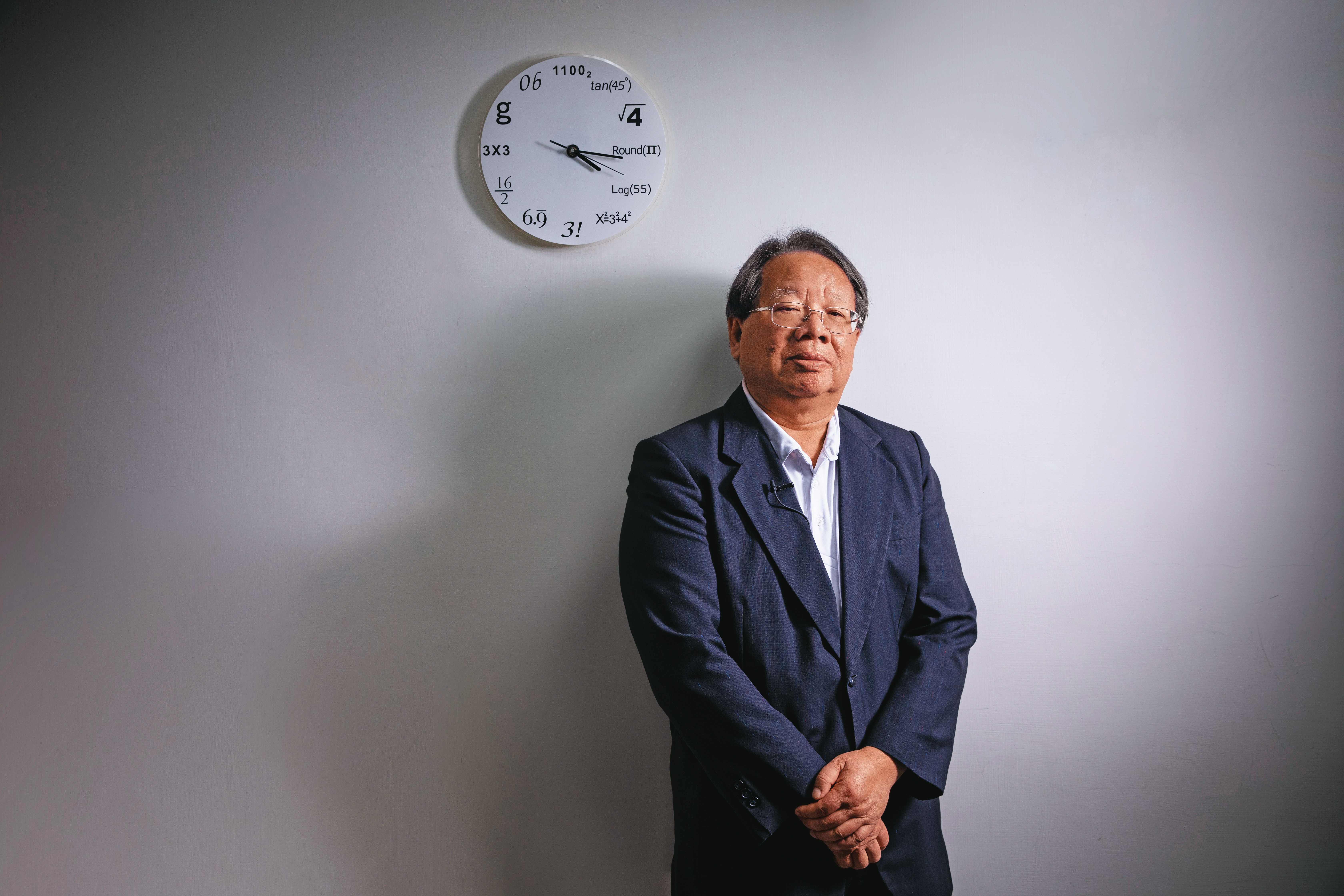 張榮豐離開政界後，回歸學術界和民間，現任台灣戰略模擬學會理事長，提供企業策略諮詢服務。他長年研讀統計、數學，會議室牆上掛著三角函數、算式構成的「數學時鐘」，他隨手就是一份賽局理論PPT，講演著數學模型與推導公式。