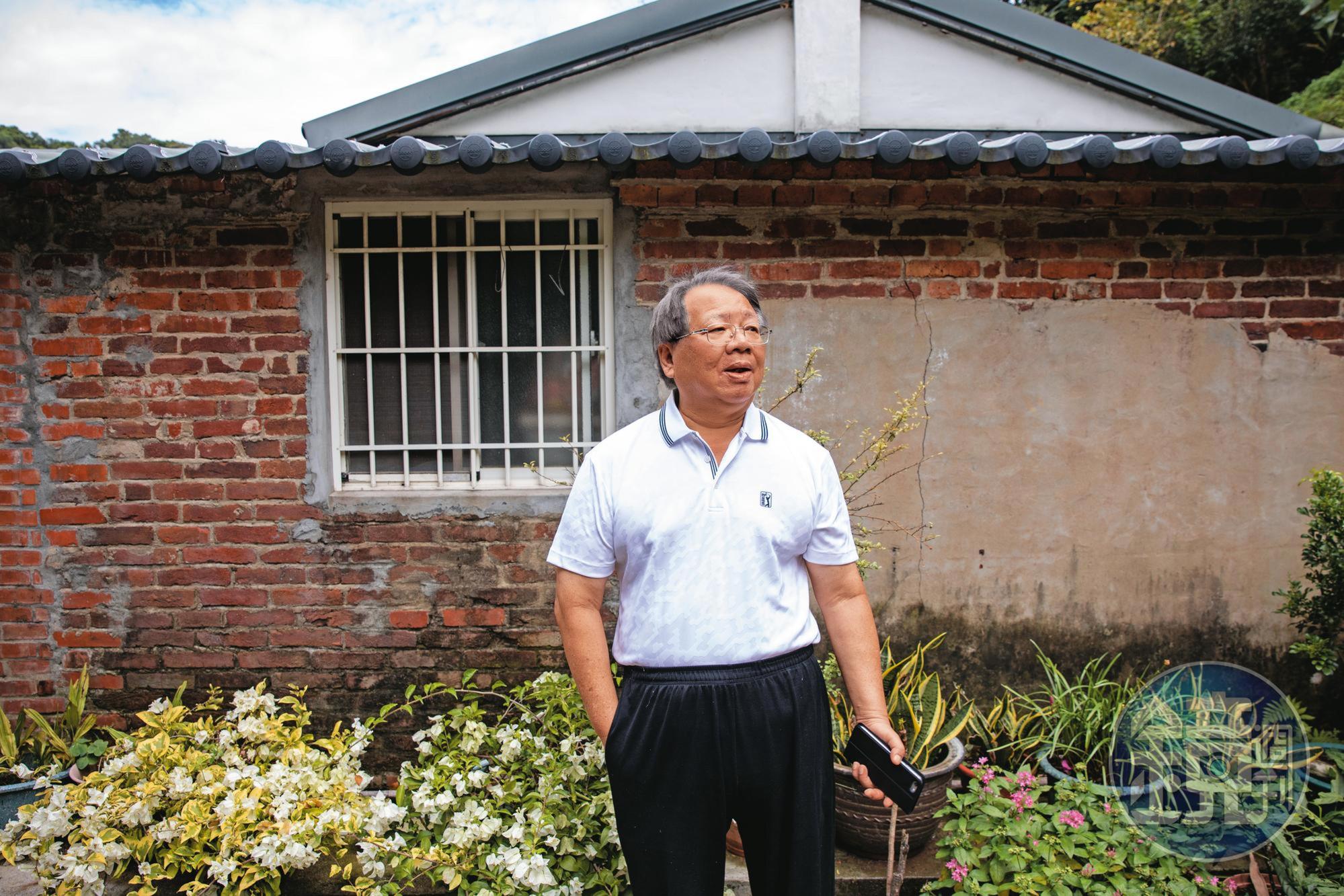 這天張榮豐身穿輕便運動服，領我們回到他的桃園老家。小山村民風純樸，青年人口嚴重外流，如今他回到成長的地方，過著半隱居的生活。