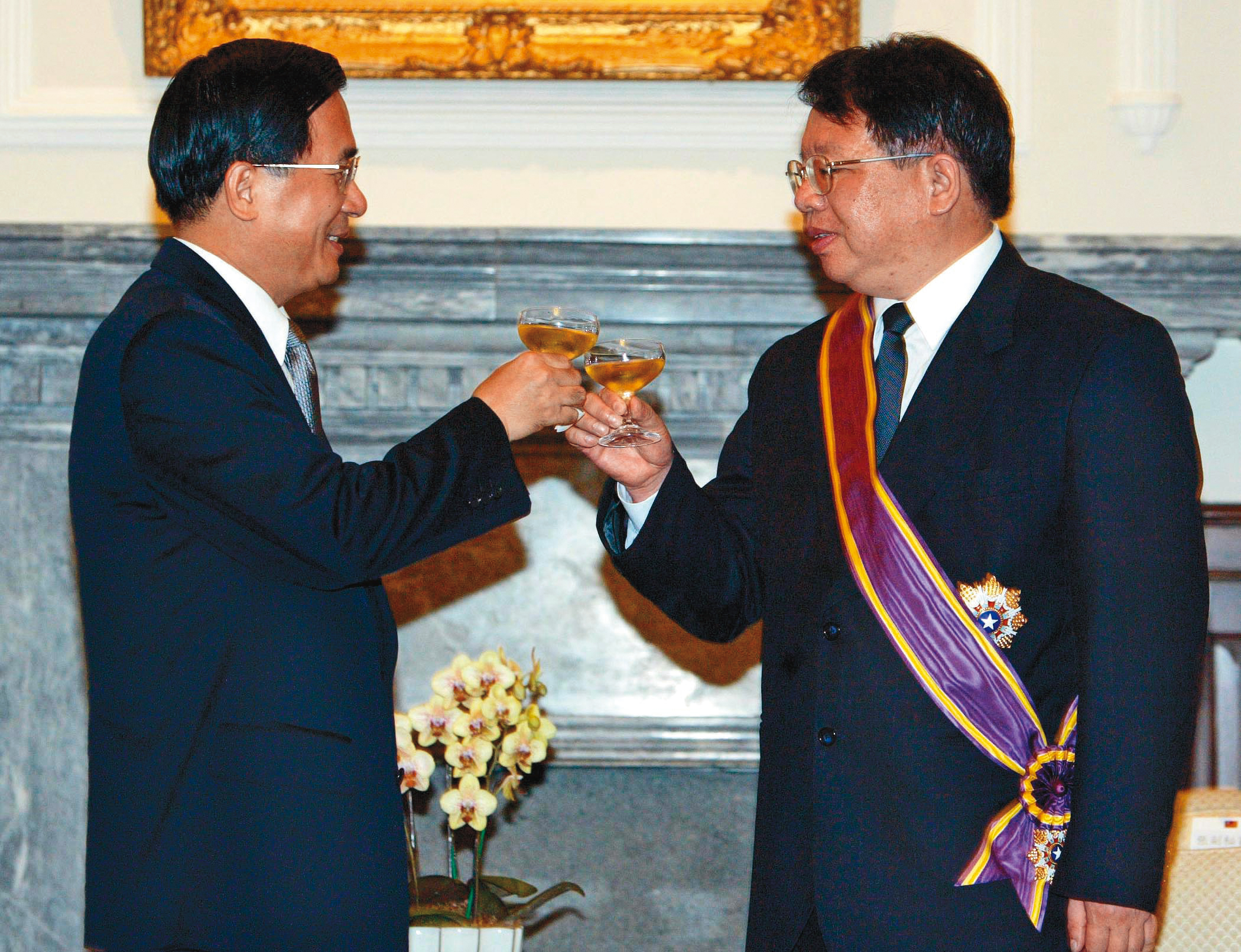 張榮豐（右）被李登輝、陳水扁（左）兩任總統重用；2003年，陳水扁頒發張榮豐「二等景星勳章」，表彰他的任內貢獻。（中央社）