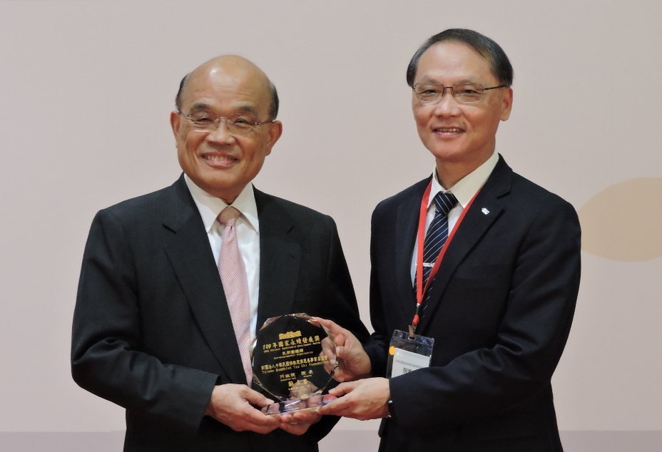 國家永續發展獎今天下午在行政院舉行頒獎典禮，由行政院長蘇貞昌親自出席主持，慈濟基金會顏博文執行長代表受獎。（慈濟提供）