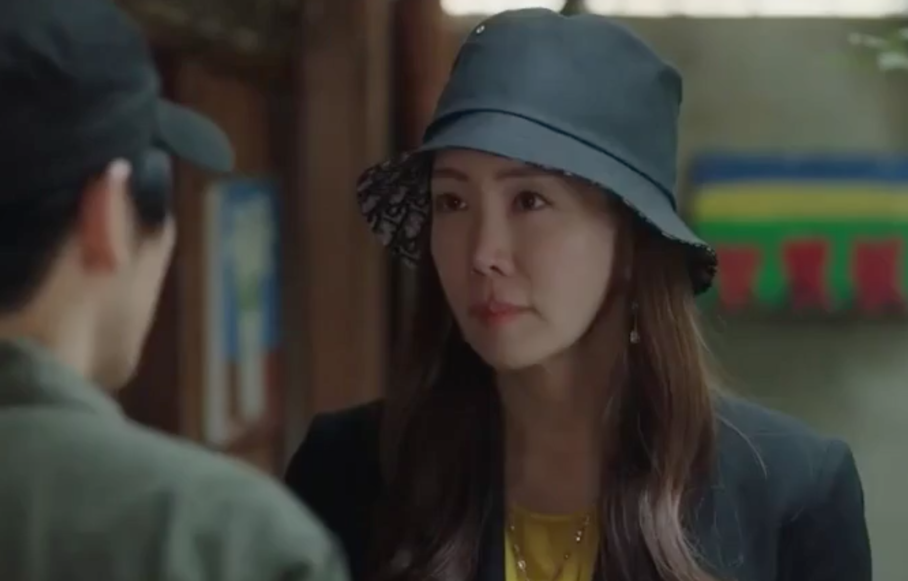 韓國女演員金廷恩在《我的危險妻子》中，飾演出身良好的企業千金，她為掩人耳目時，以Dior窄檐漁夫帽裝扮現身。（翻攝自網路）