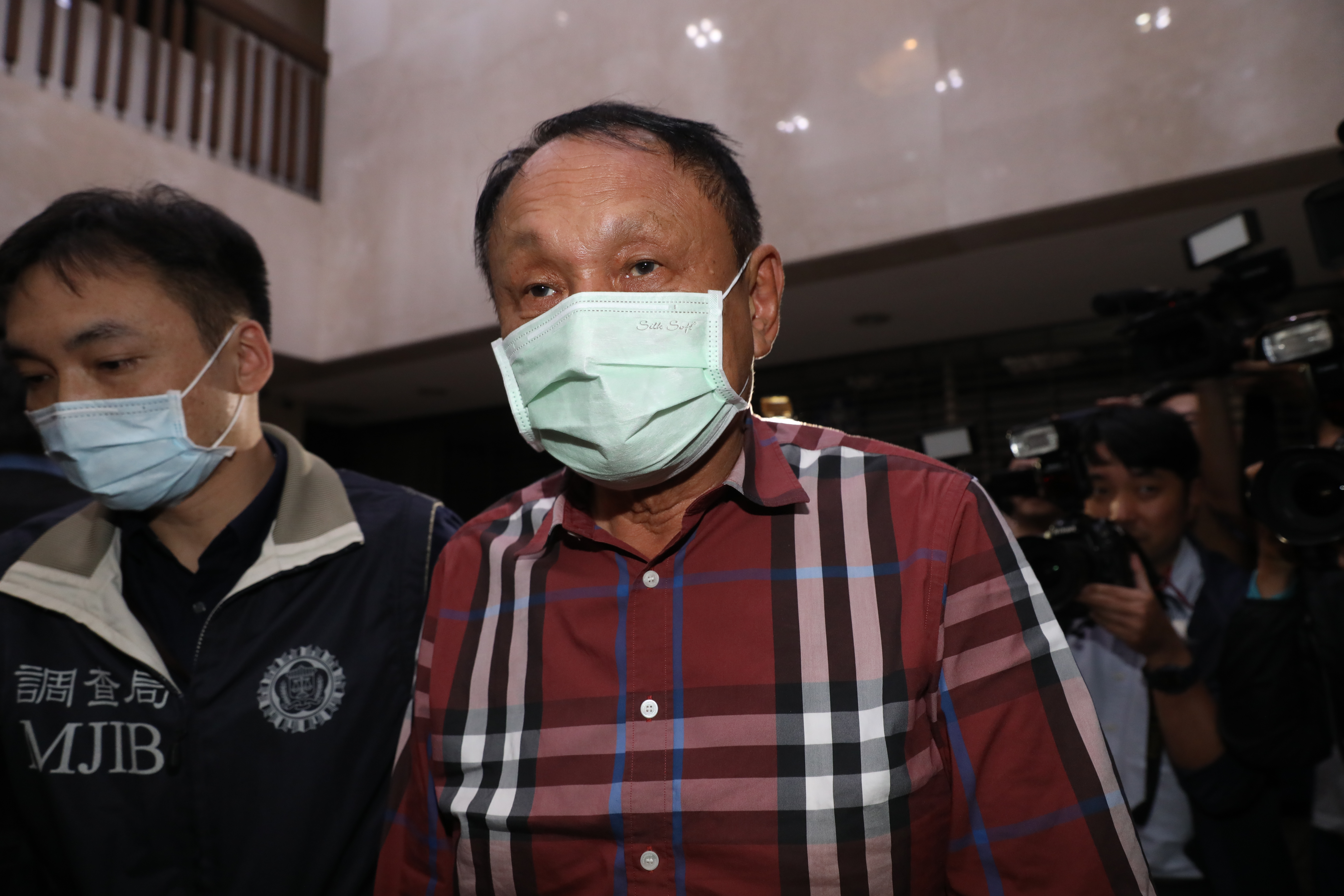 國民黨立委吳怡玎的父親、前立委吳光訓涉康友炒股案，今晨遭北檢依違反證券交易法以300萬元交保。