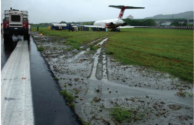 周姓機師早年曾任職遠東航空，2004年8月，他駕駛MD82型飛機從澎湖馬公機場起飛降落松山機場時，一度偏出跑道，幸好機上百名乘客機機組人員均安。（翻攝自飛安會報告）