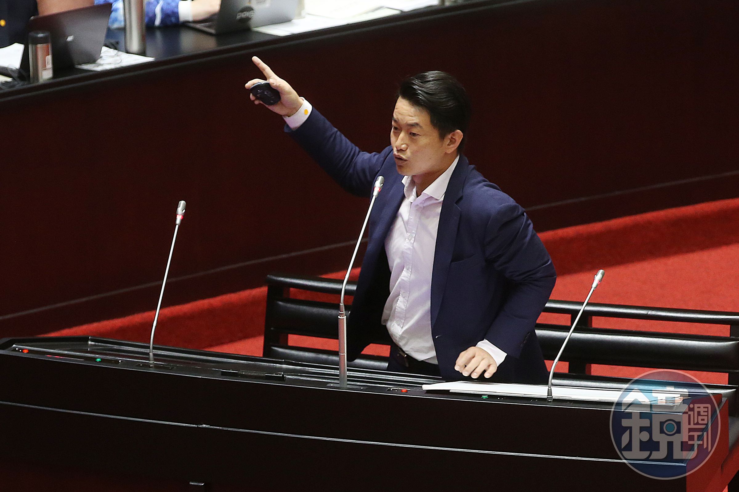 台灣基進黨立委陳柏惟日前在主席台兩度放上牌子但都遭國民黨掀翻，讓他怒在臉書直播。