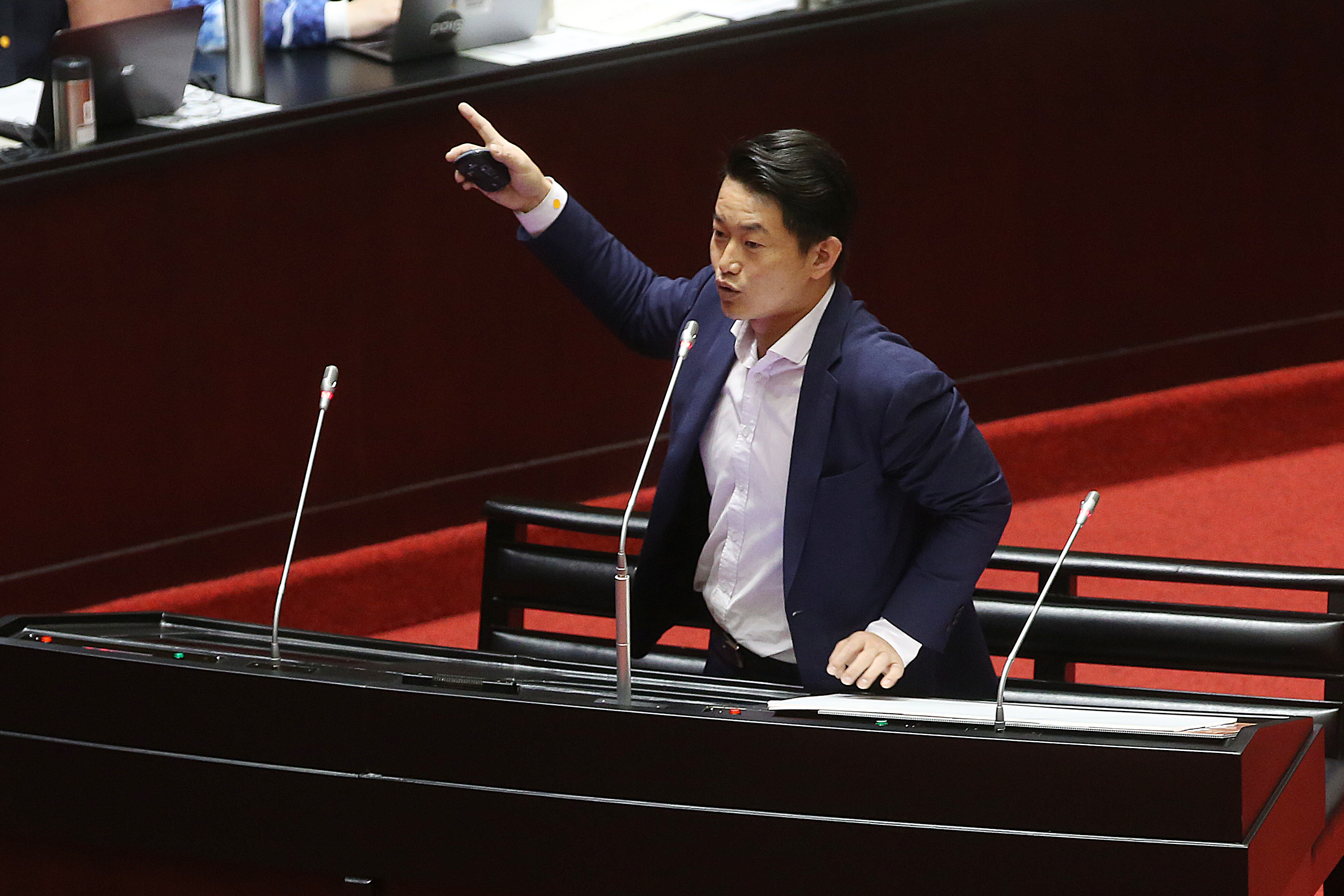 台灣基進黨立委陳柏惟日前在主席台兩度放上牌子但都遭國民黨掀翻，讓他怒在臉書直播。