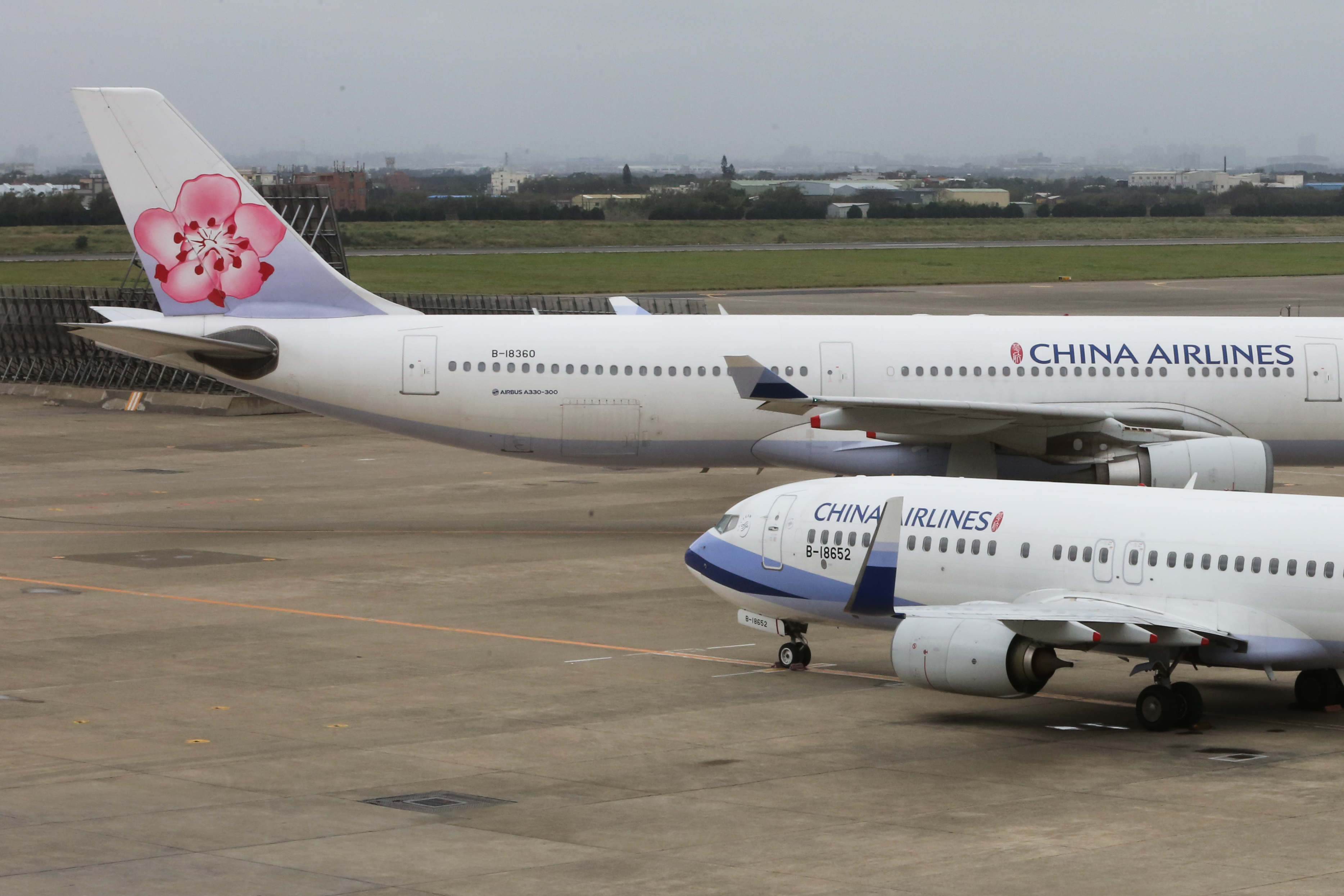 華航因為機身的CHINA AIRLINES字樣,在國外常被誤以為是來自中國的航空公司。(本刊資料照)