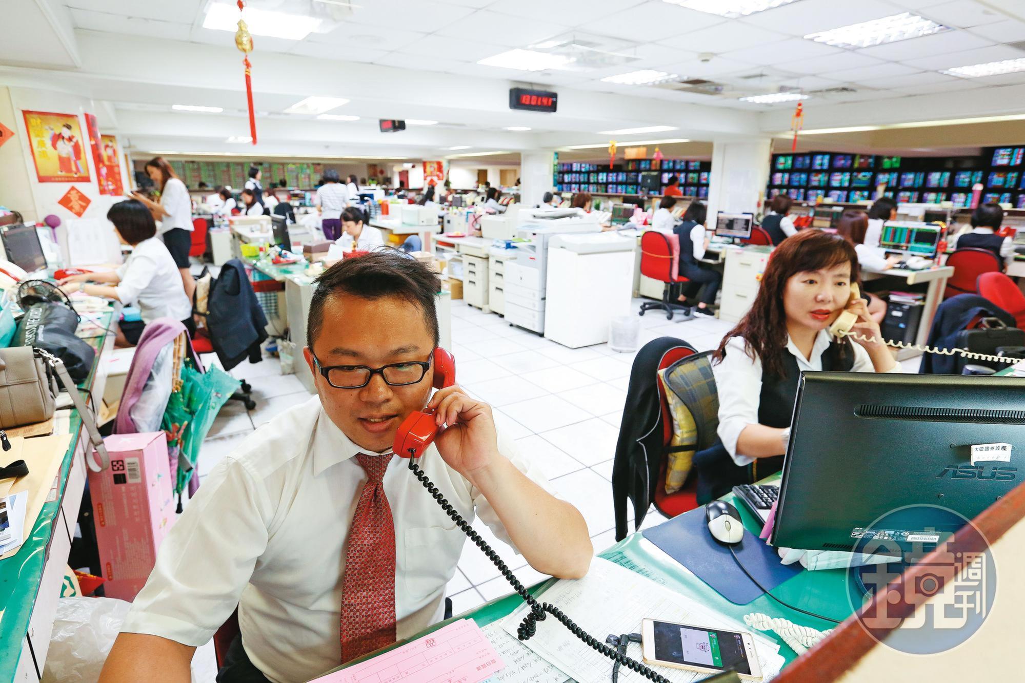 2020年證券市場開戶數創新高，且年輕人開戶數增加，投資台股成全民運動。