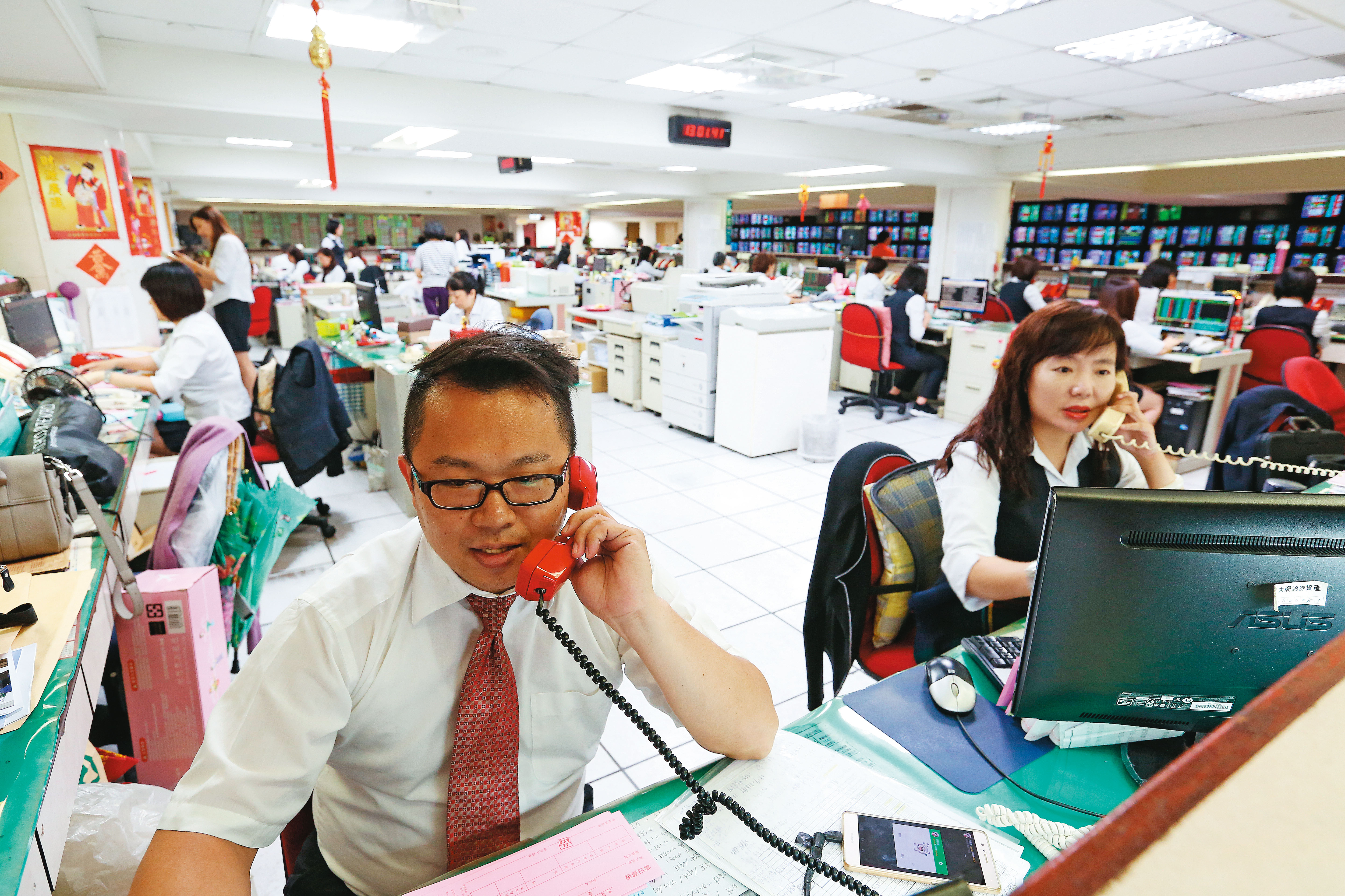 2020年證券市場開戶數創新高,且年輕人開戶數增加,投資台股成全民運動。