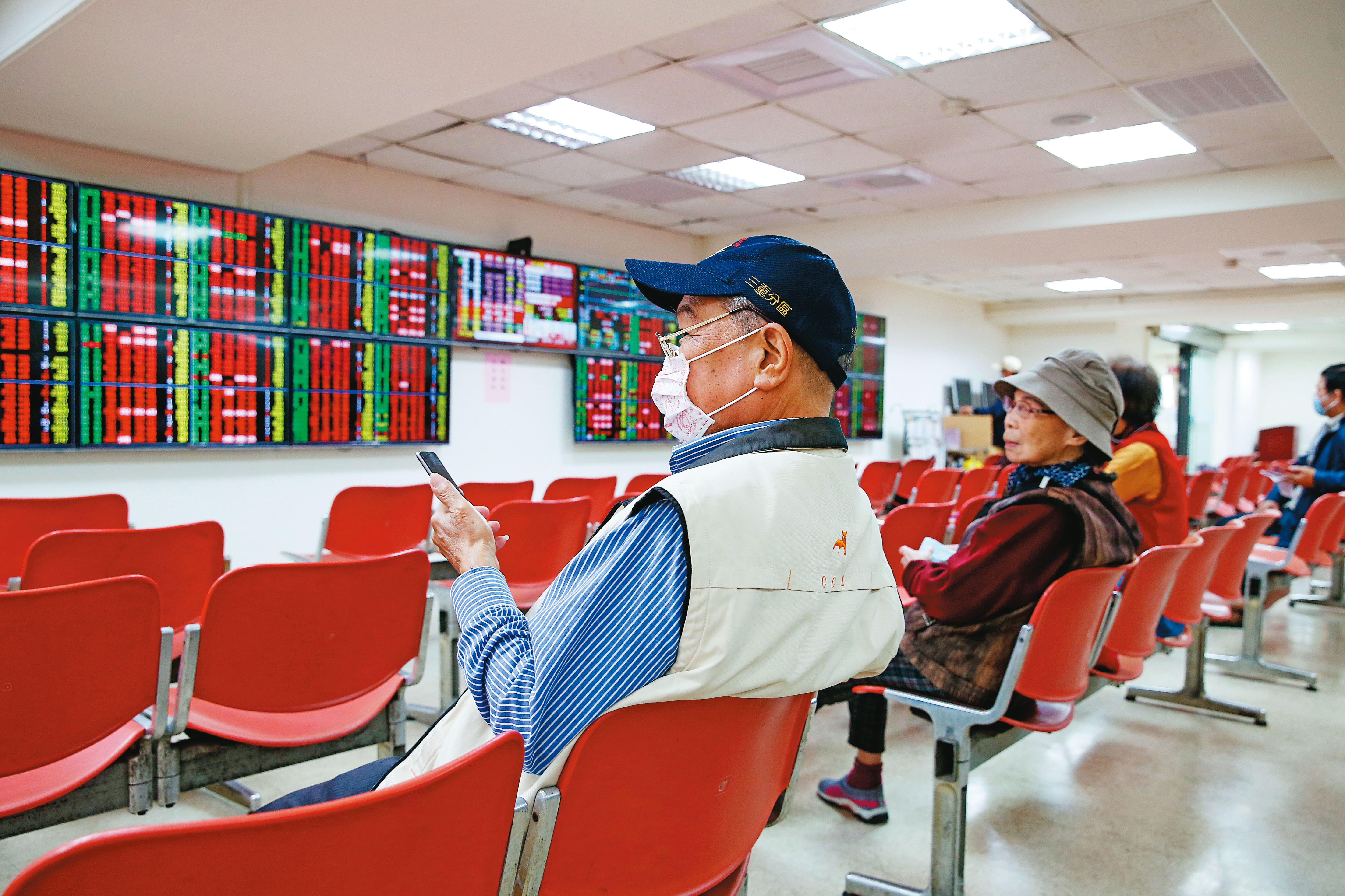 2020上半年台股基金表現不俗,平均報酬率達7.96%,績效超越大盤。