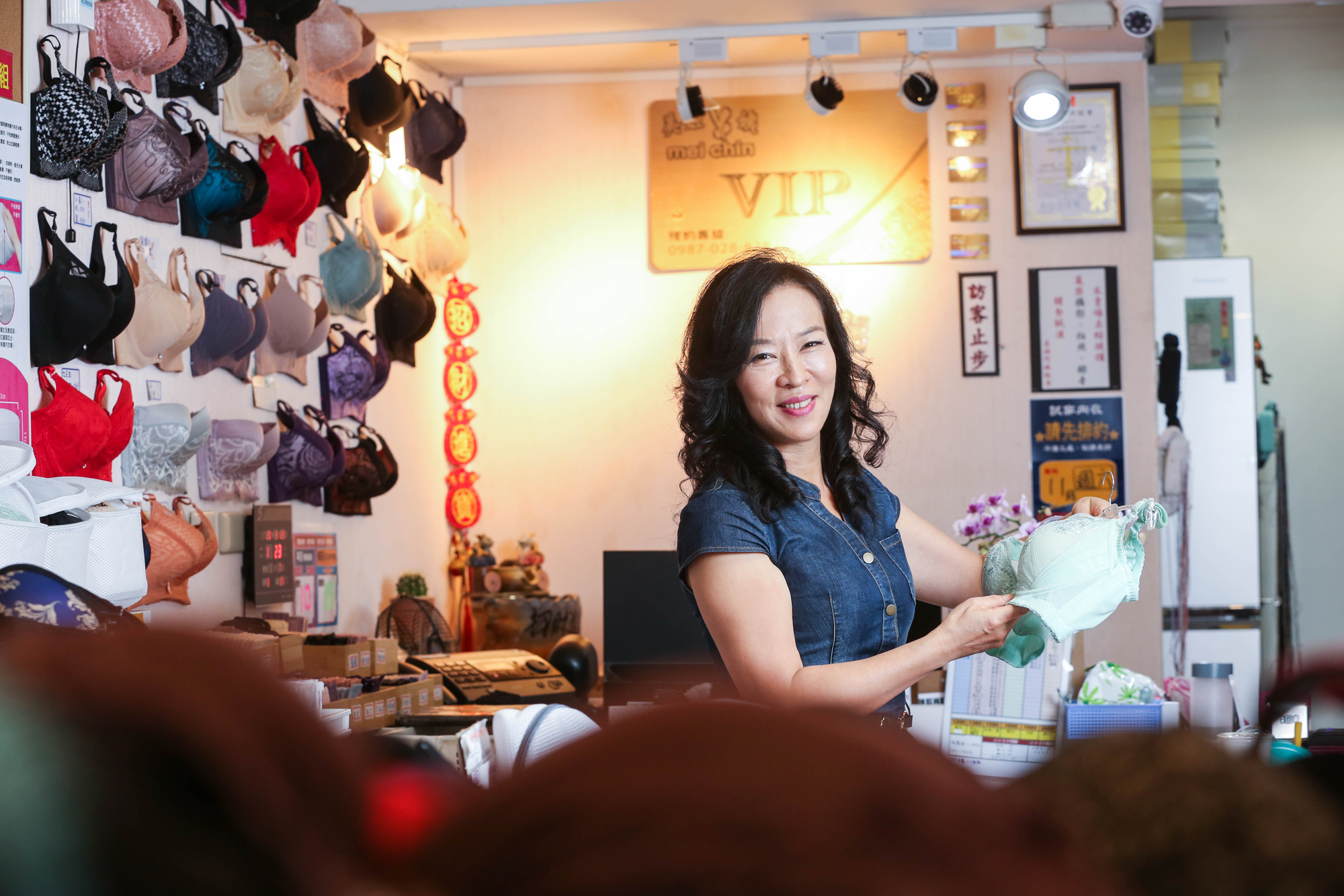 陳美景9歲時父母雙亡,立志脫貧的她投入服飾業受挫,最後靠賣內衣償還巨額債務。