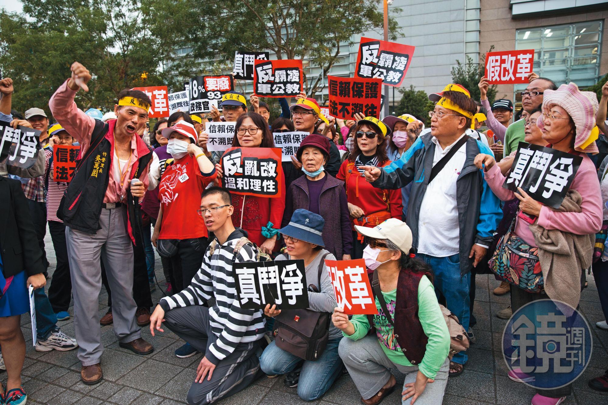軍公教年改衝擊許多人的財務狀況，及早規劃才能不受影響。（資料照片）