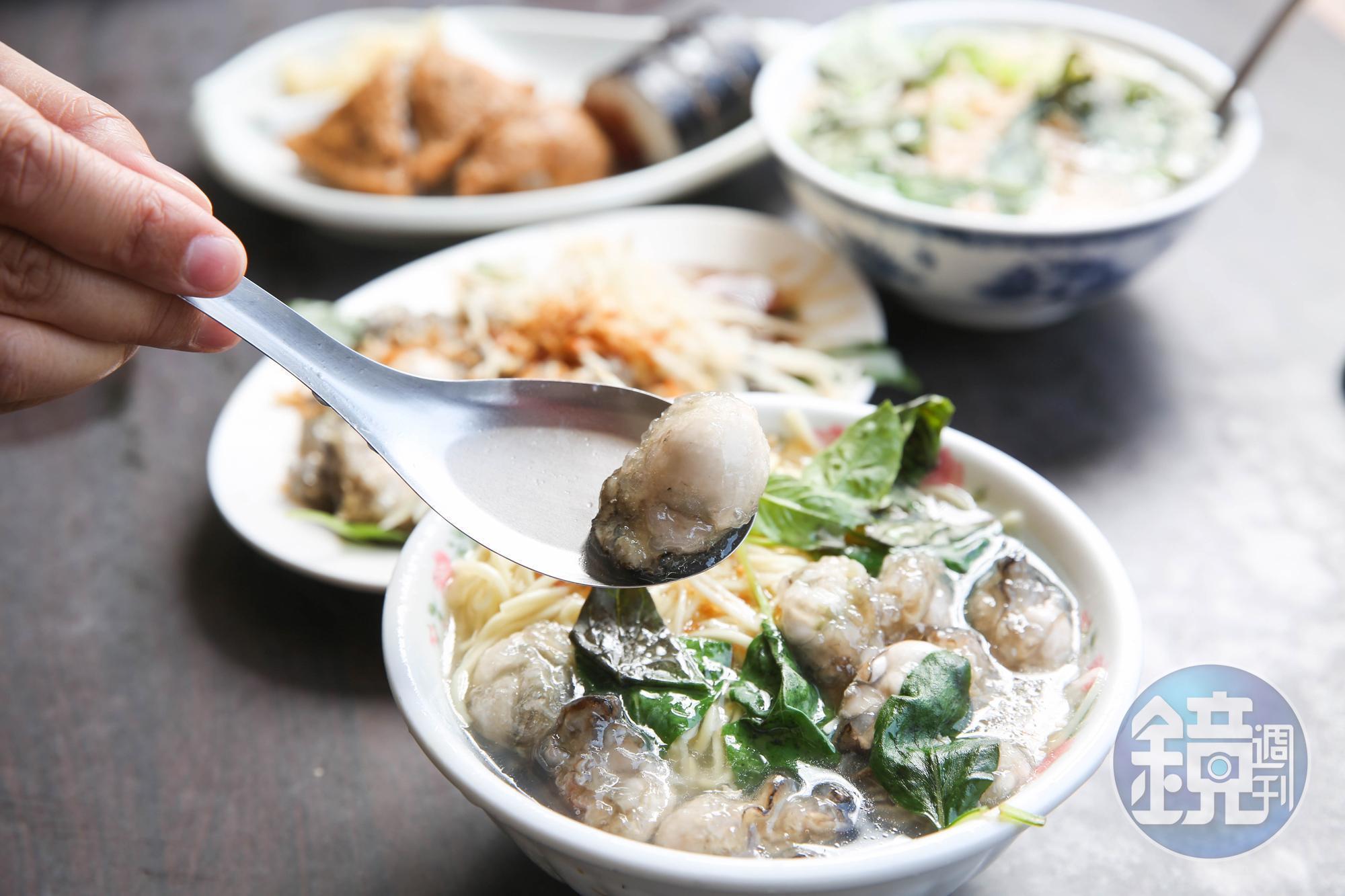 蚵仔麵湯鮮、麵條軟硬適中，每日從嘉義東石直送的鮮蚵肥美飽滿。（70元／碗）
