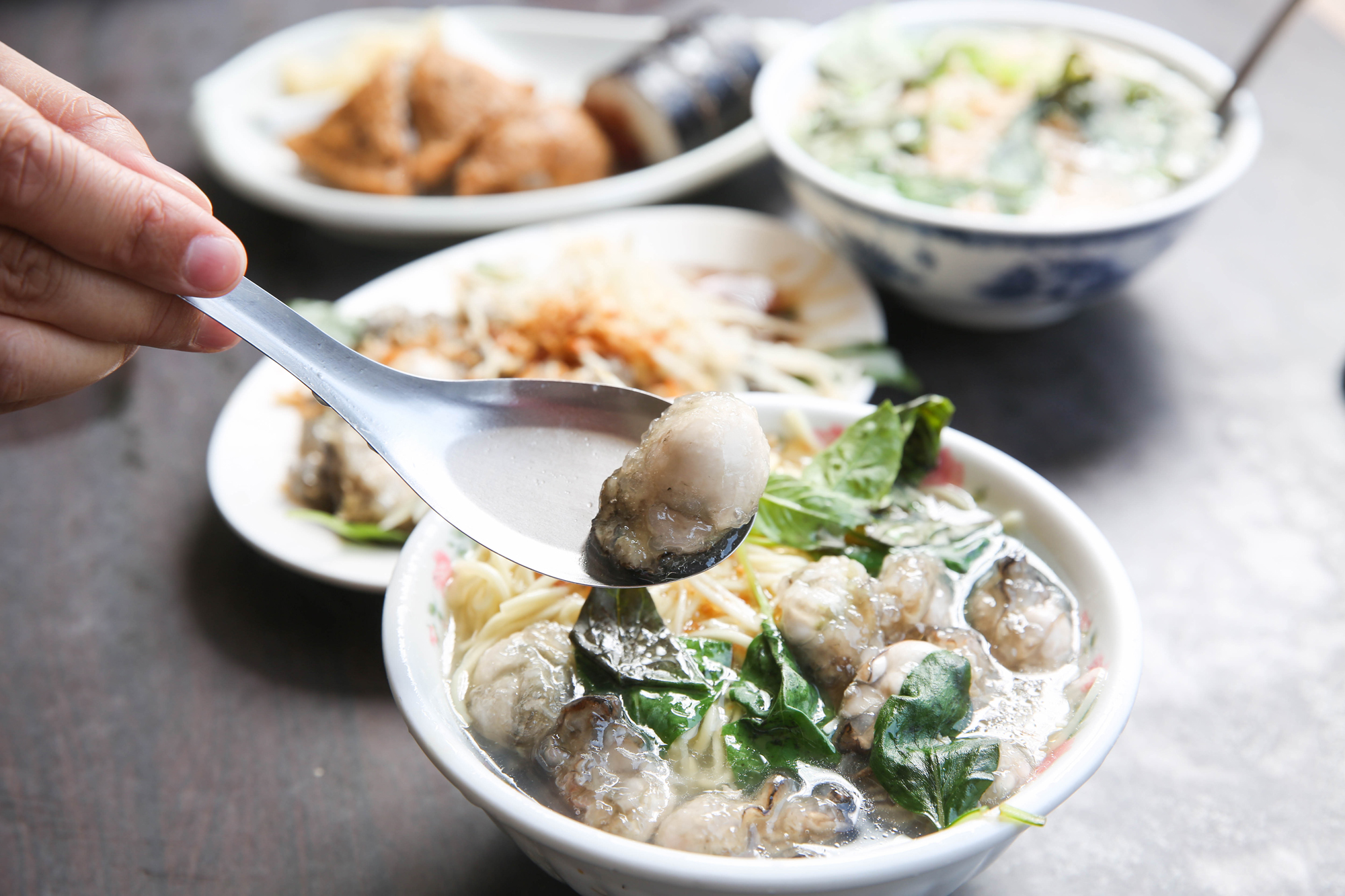 蚵仔麵湯鮮、麵條軟硬適中,每日從嘉義東石直送的鮮蚵肥美飽滿。(70元/碗)