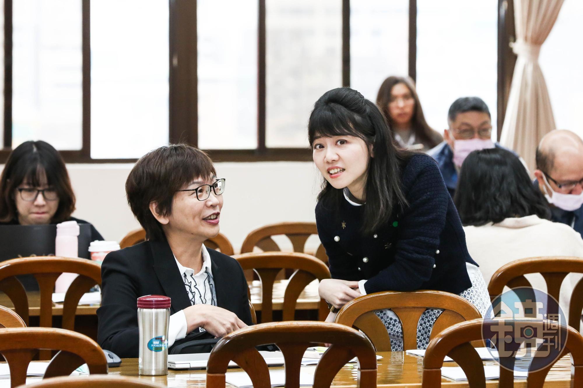 民進黨議員高嘉瑜(右)最近風波不斷,才被揭名下有房產,現在又被游淑慧爆料。
