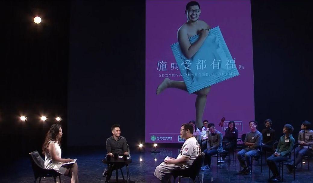 《公視主題之夜SHOW》播出紀錄片《誰來愛我》後，邀精神科醫師鄧惠文（左）、YouTuber四叉貓（劉宇席，右）、獸醫師簡維萱（中）探討如何破除愛滋恐懼。（公視提供）