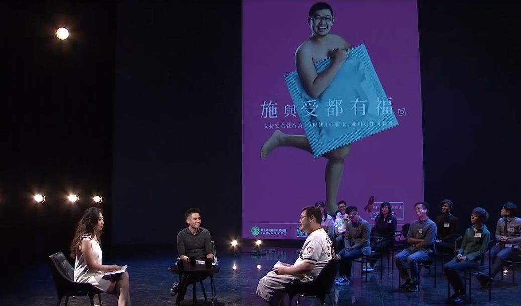 《公視主題之夜SHOW》播出紀錄片《誰來愛我》後，邀精神科醫師鄧惠文（左）、YouTuber四叉貓（劉宇席，右）、獸醫師簡維萱（中）探討如何破除愛滋恐懼。（公視提供）