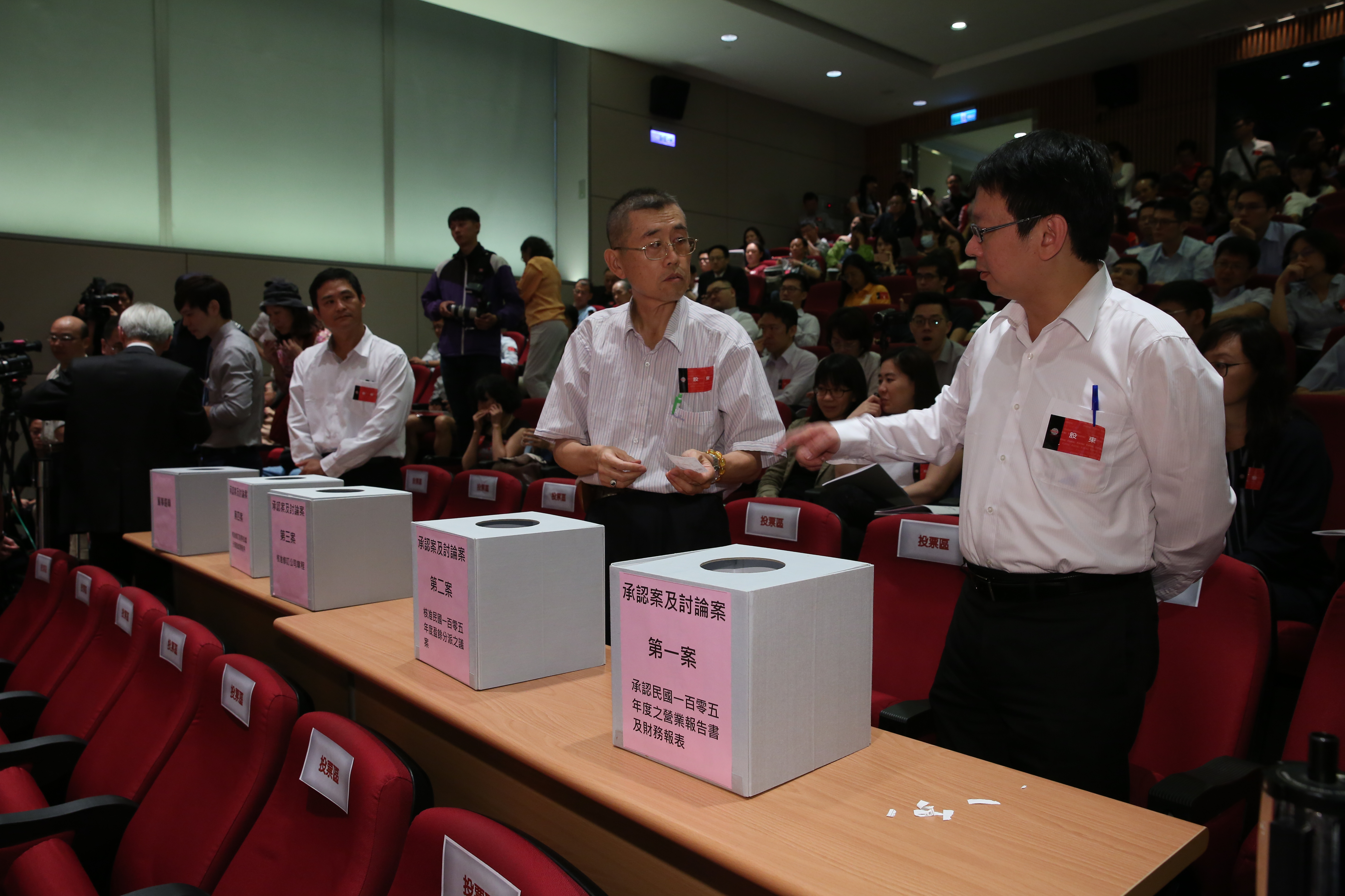 上市櫃公司每年股東會都會決議配股配息，投資人可鎖定獲利穩定且股利大方的好公司。