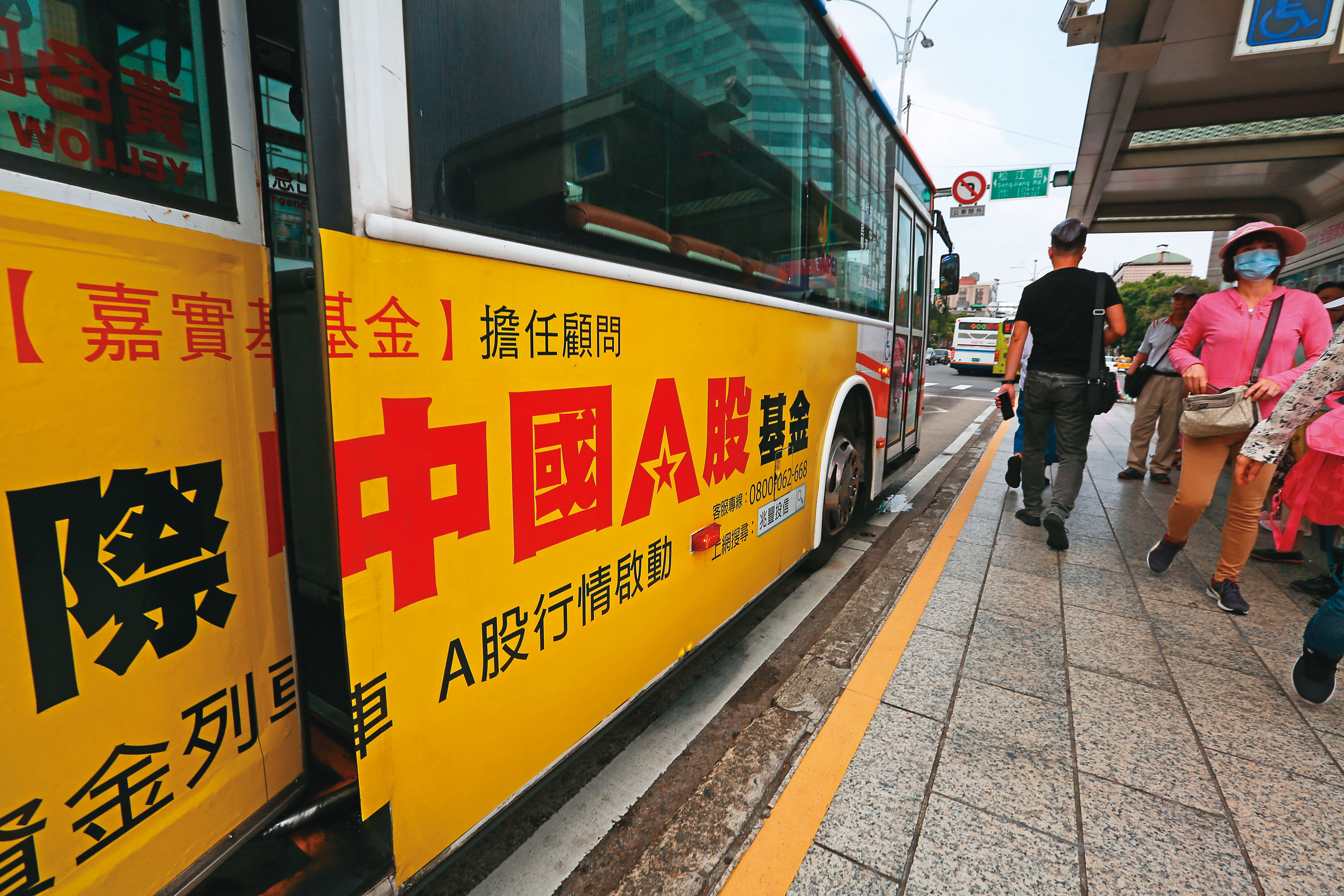 中國基金波動大，王宇婕定期定額投資成績不錯。