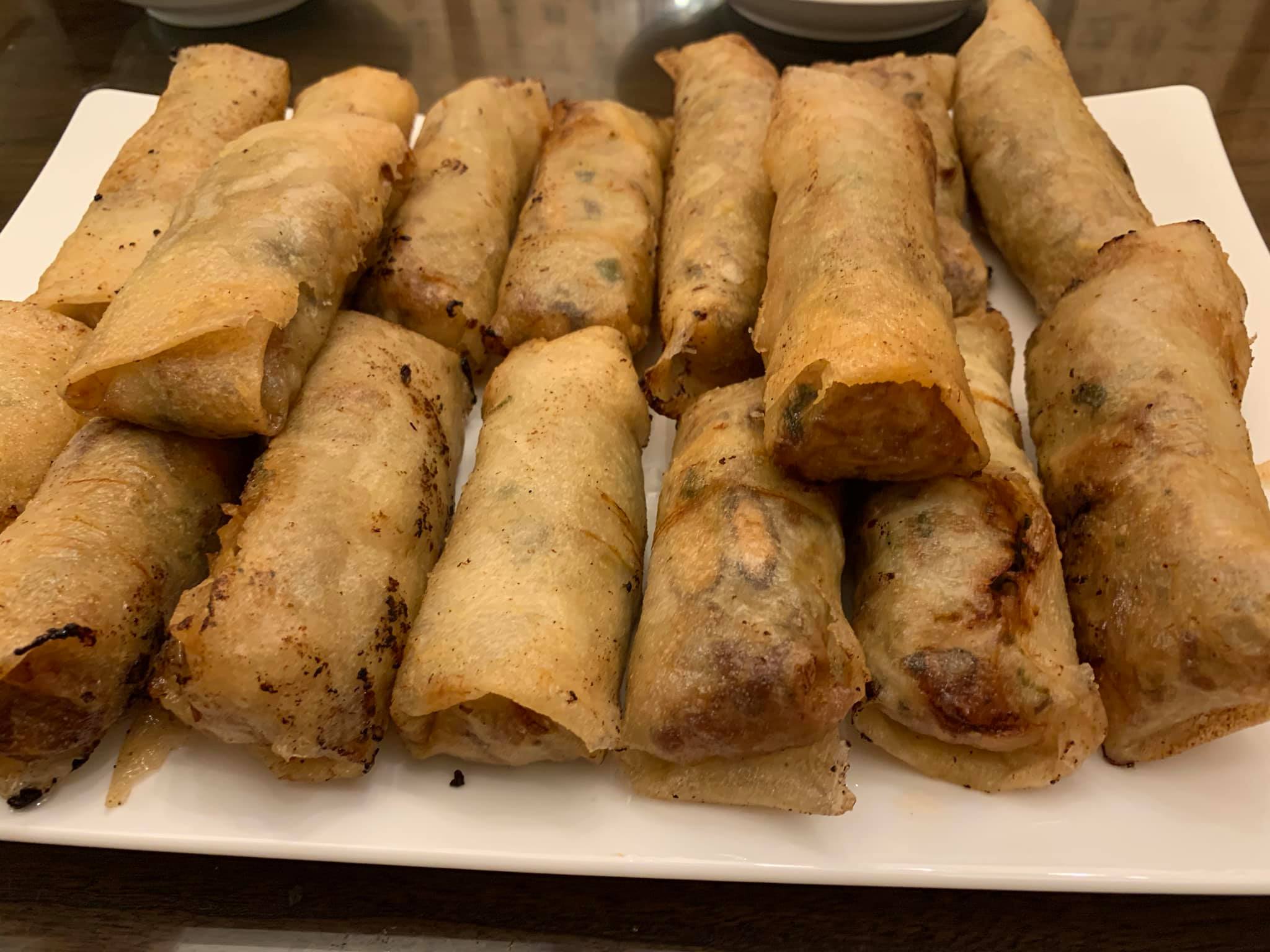 今天同時做了台式扁魚春捲與港式韭黃春捲，讓兩種口味同場PK。