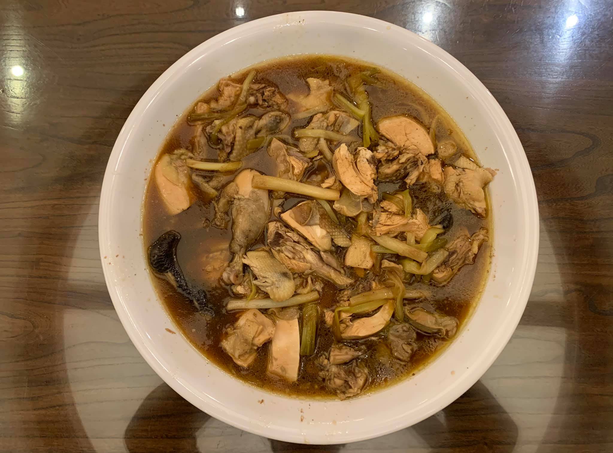 滋味酸鮮的「醋醃雞」，是道地的廣西菜，也是勾起白先勇老師思父情懷的家鄉菜。