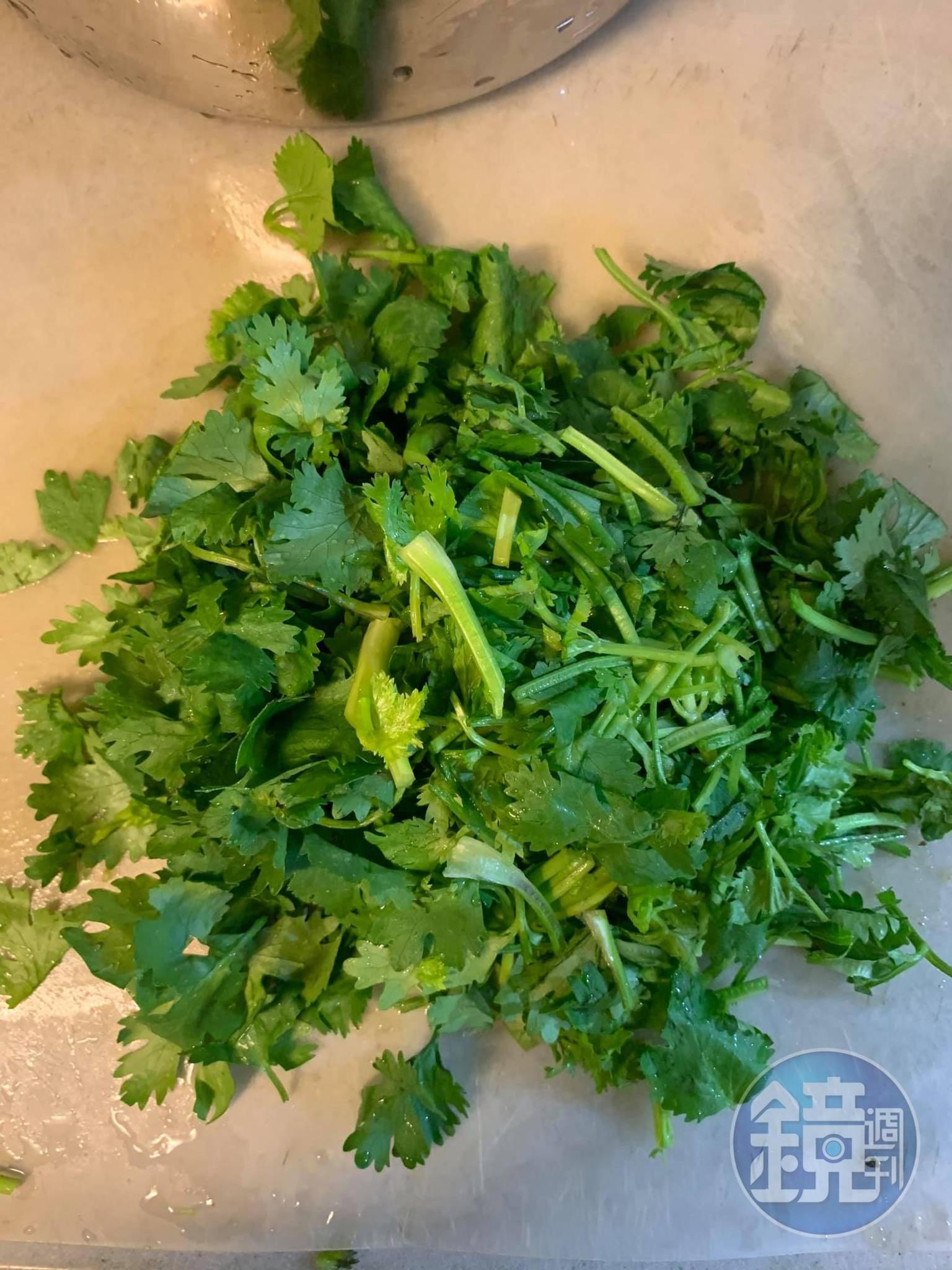 香菜切段。