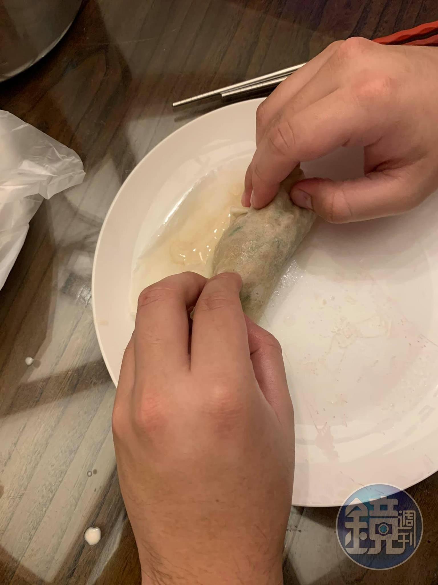 兒子用餅皮包春捲。