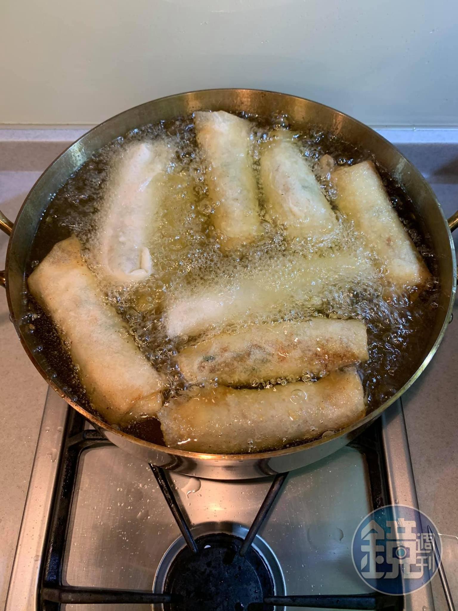 春捲下鍋炸。