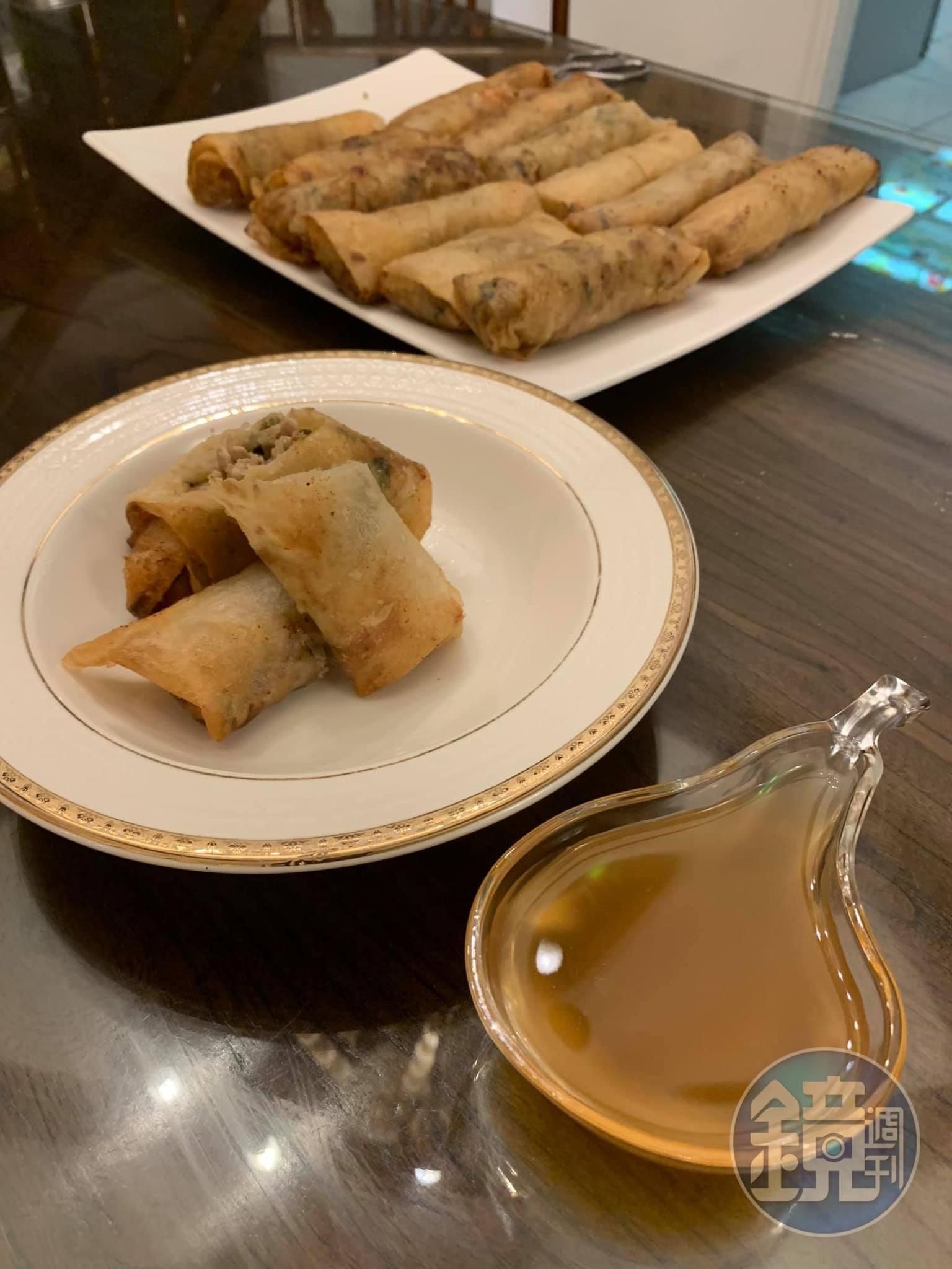 依山海樓的吃法，剪開沾黑糖雞汁吃。