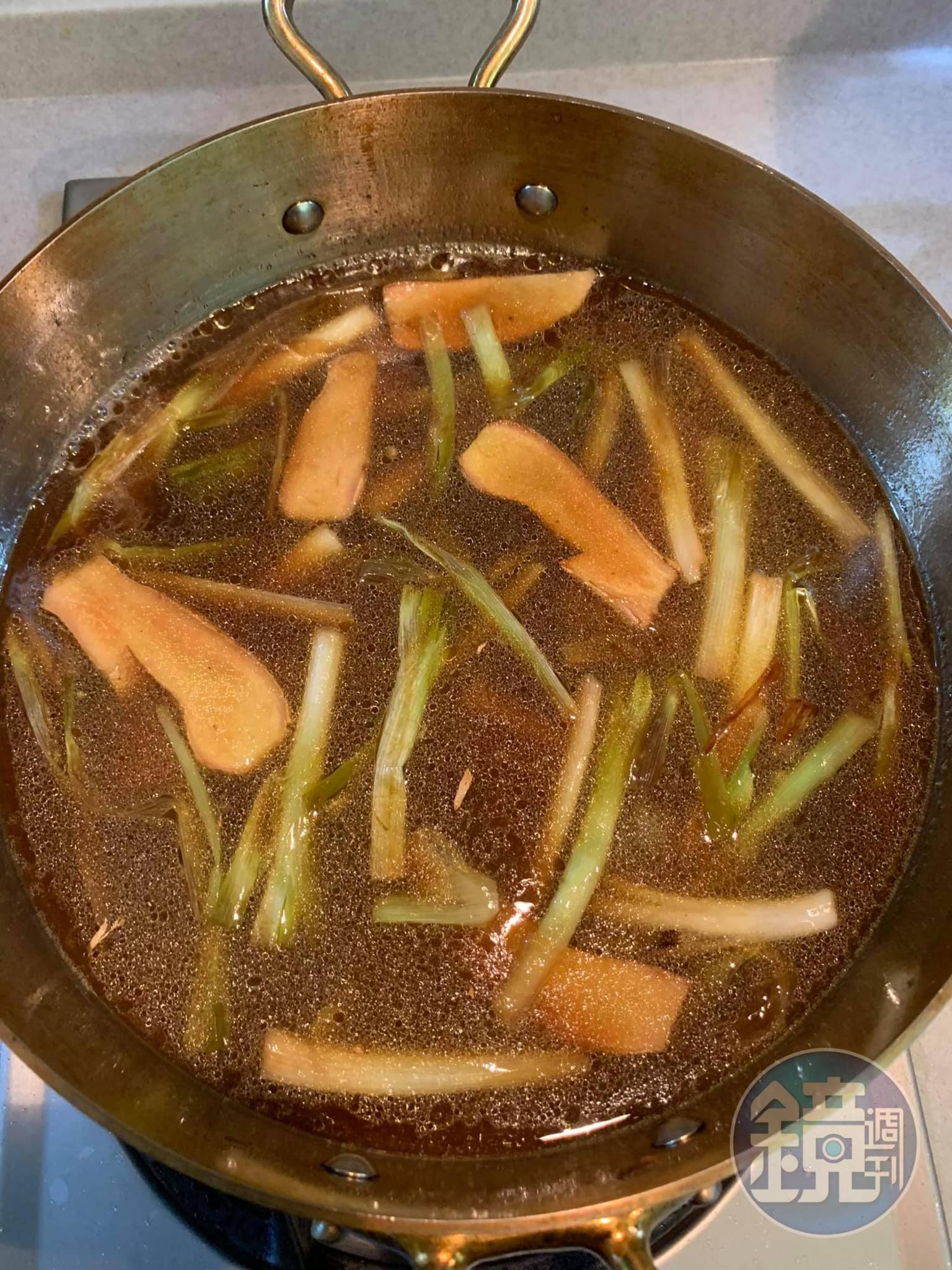 放入醋及剛留下的醬汁,煮開。