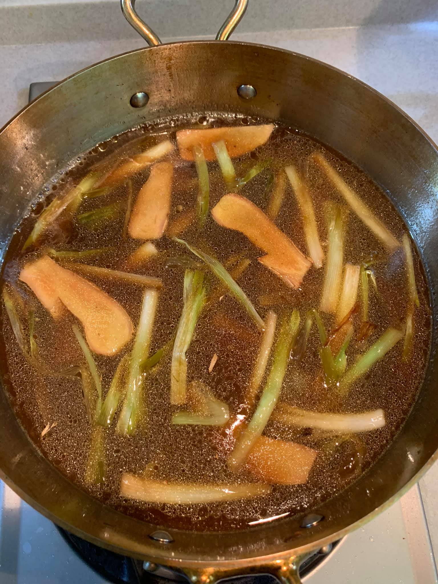 放入醋及剛留下的醬汁，煮開。