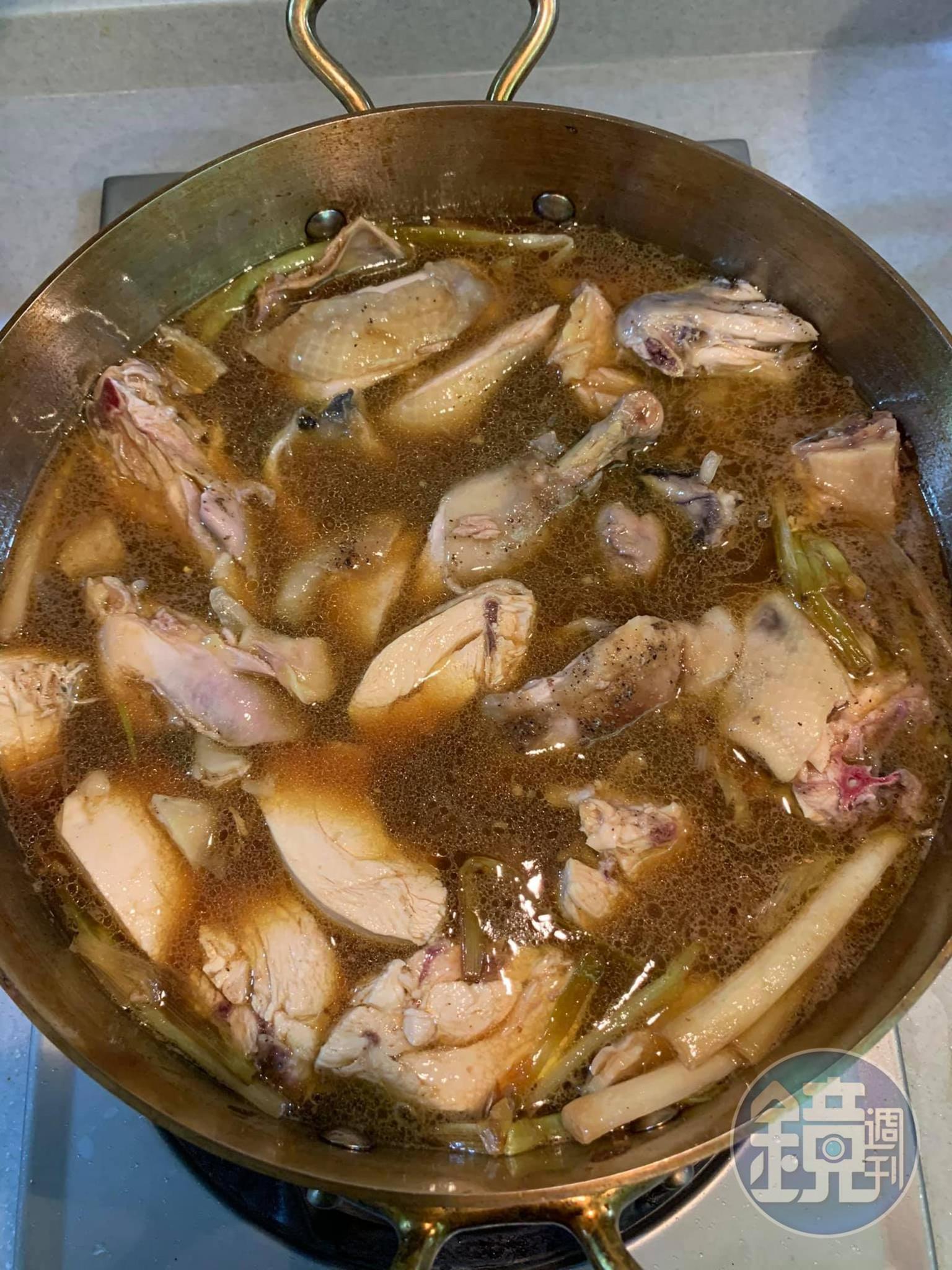 將雞塊倒入浸泡。
