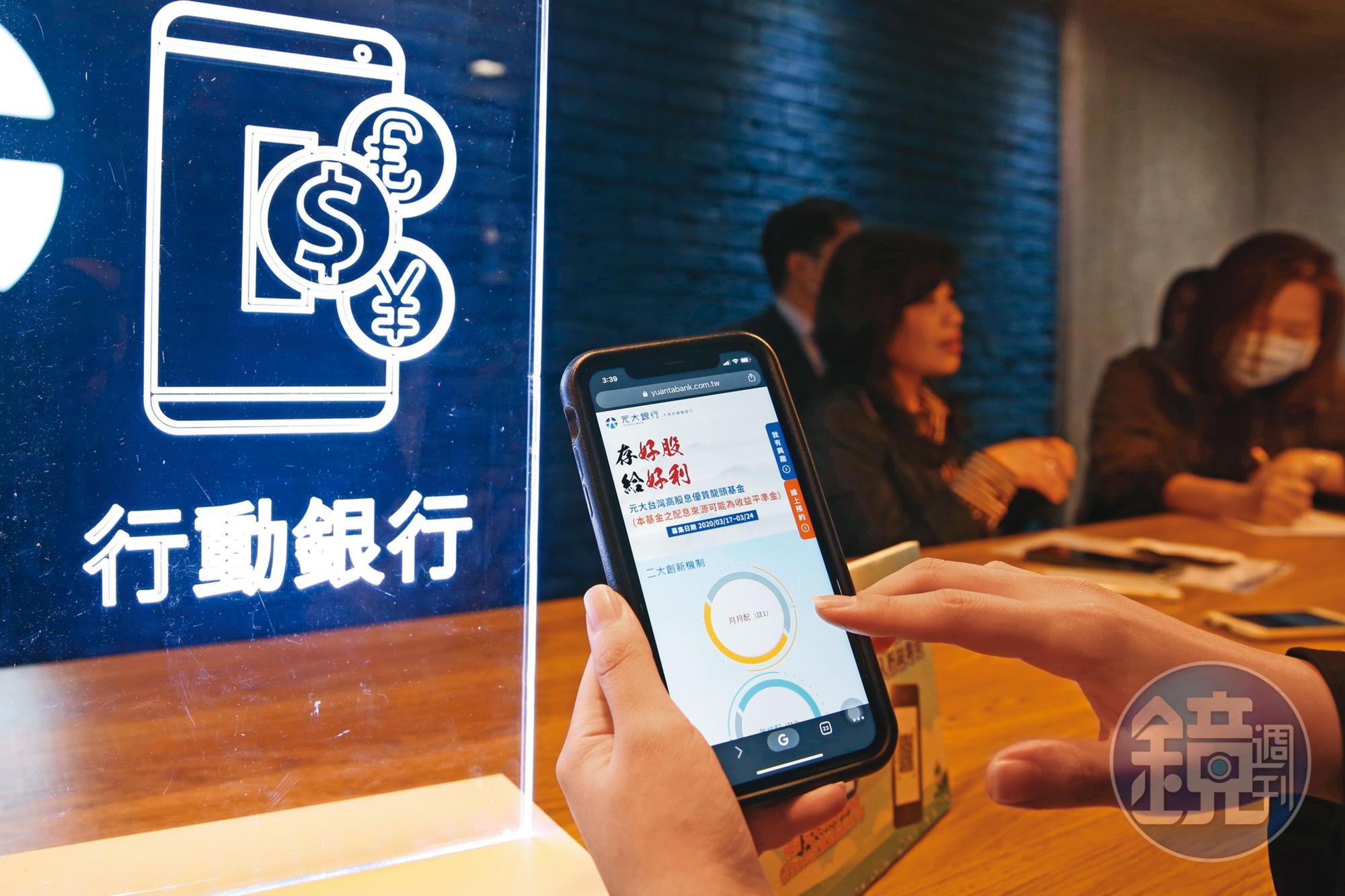 挑選配息產品時，投資人與其比較產品配息率高低，不如關心投資標的未來展望。