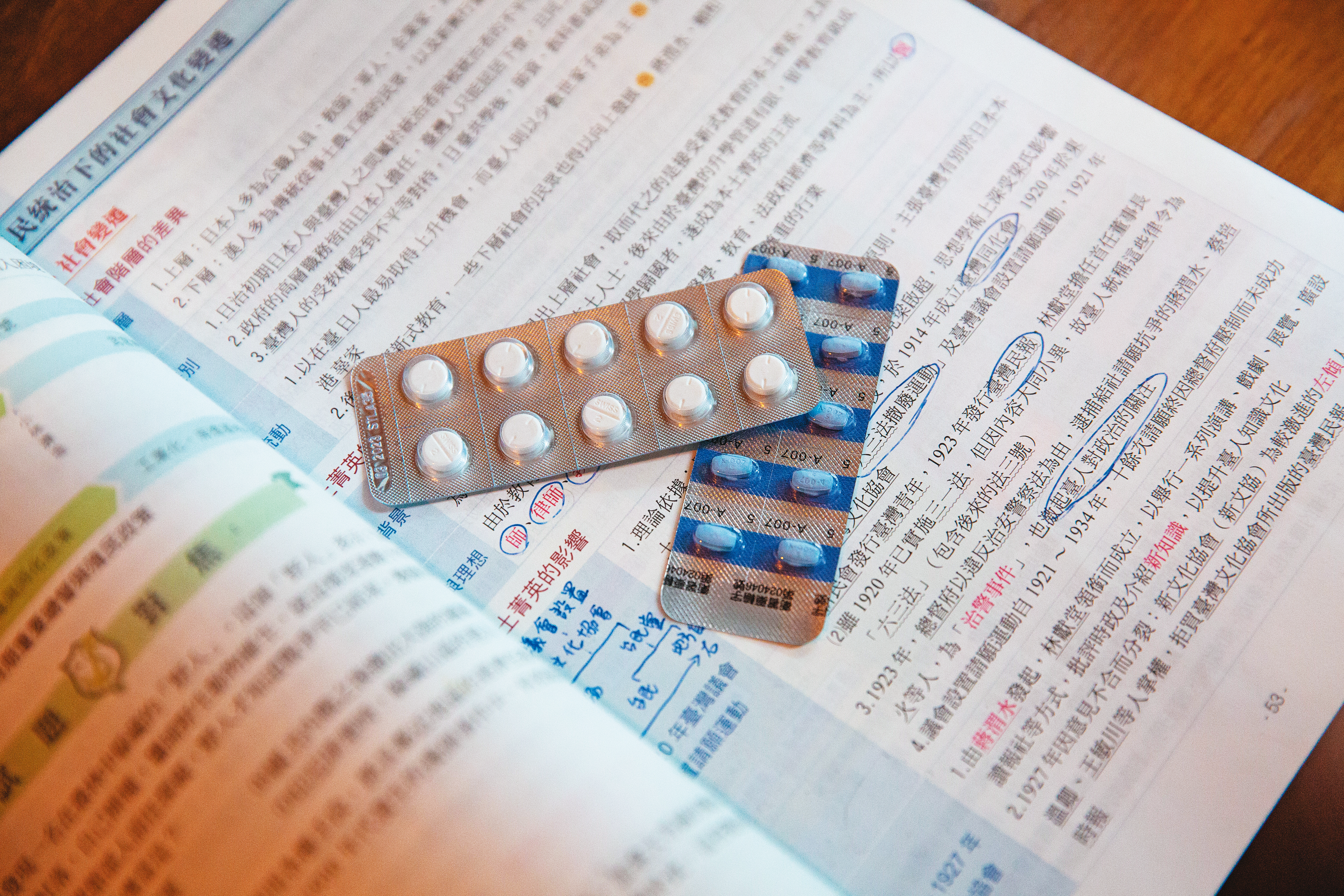 娜娜靠著專業協助，穩定情緒。受訪這天，她奔波於補習班與醫院之間，圖為她隨身攜帶的抗精神病藥物，以及她正在研讀的參考書。