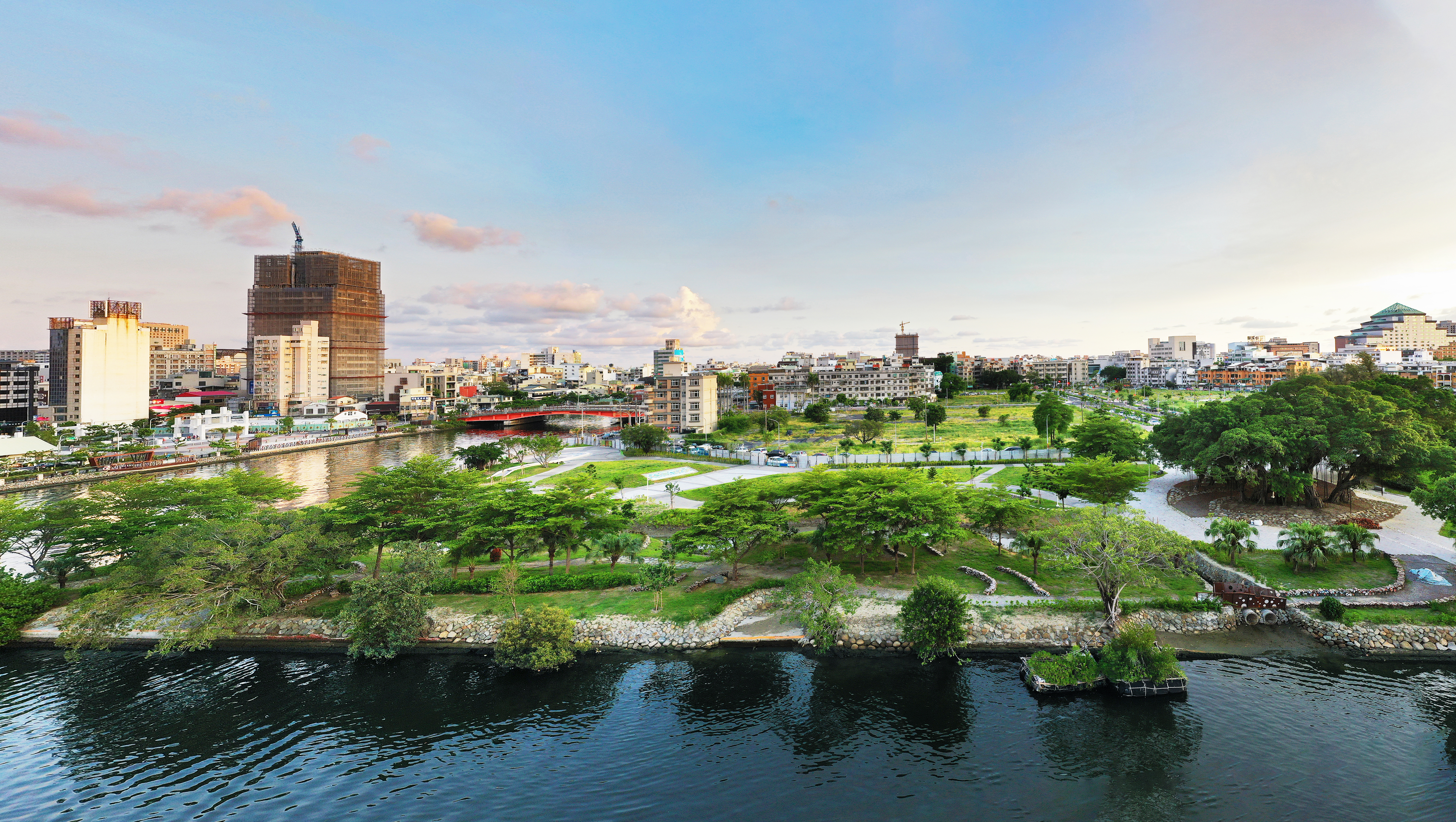 政府建設到位外加就業人潮湧入,安平市政新灣區成為最火熱的台南重劃區,未來環快道路通車後15分鐘就可到南科。