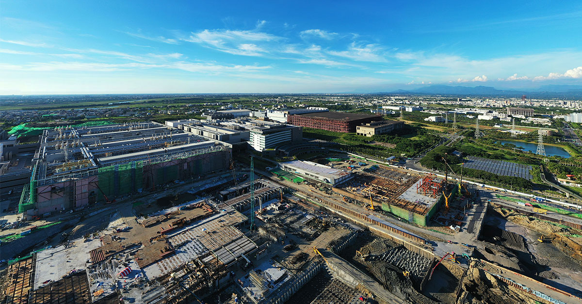 台南政府啟動歡迎台商回台投資行動方案,迄今投資台南市企業共35案、1432億元,約佔全台15%。(圖為南科台積電空拍照/鏡周刊資料照)