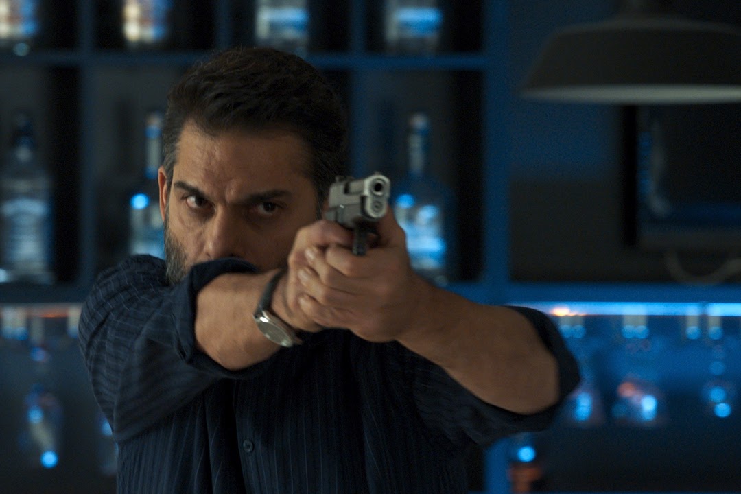 柏林影帝佩曼莫阿迪在《緝毒風暴》裡飾演警官薩馬,展開大規模掃毒。(捷傑電影提供)