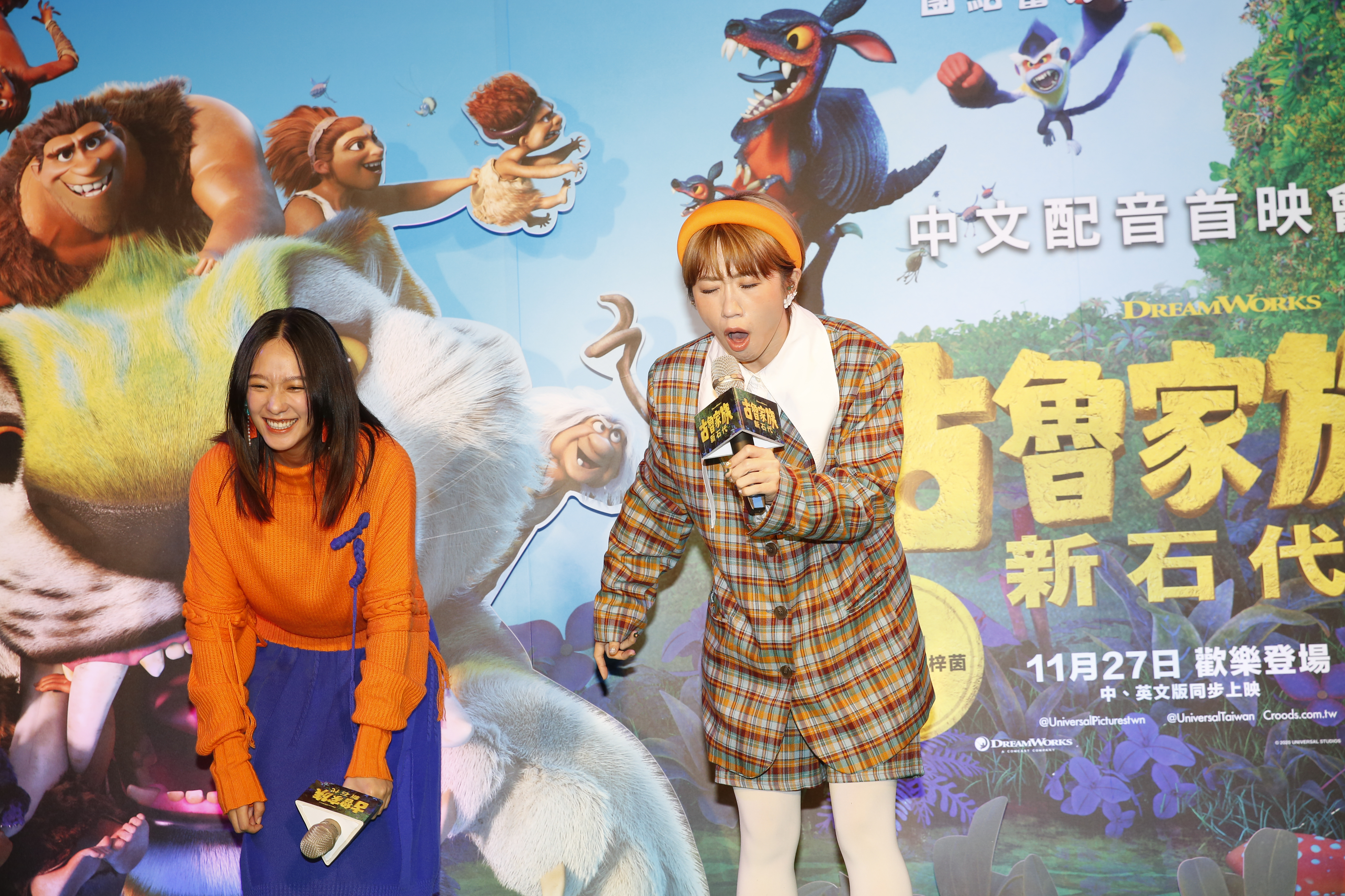 Lulu黃路梓茵(右)重現動畫《古魯家族:新石器》的配音情境,讓孟耿如(左)在一旁笑翻。