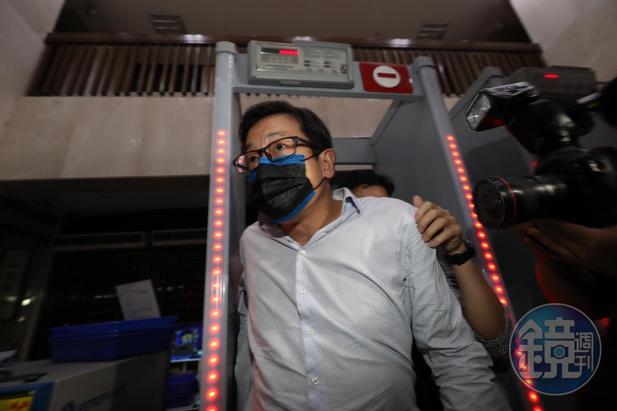 勞動部勞動基金運用局國內投資組長游廼文任內,涉嫌串連券商操控股,今遭北檢約談到案。