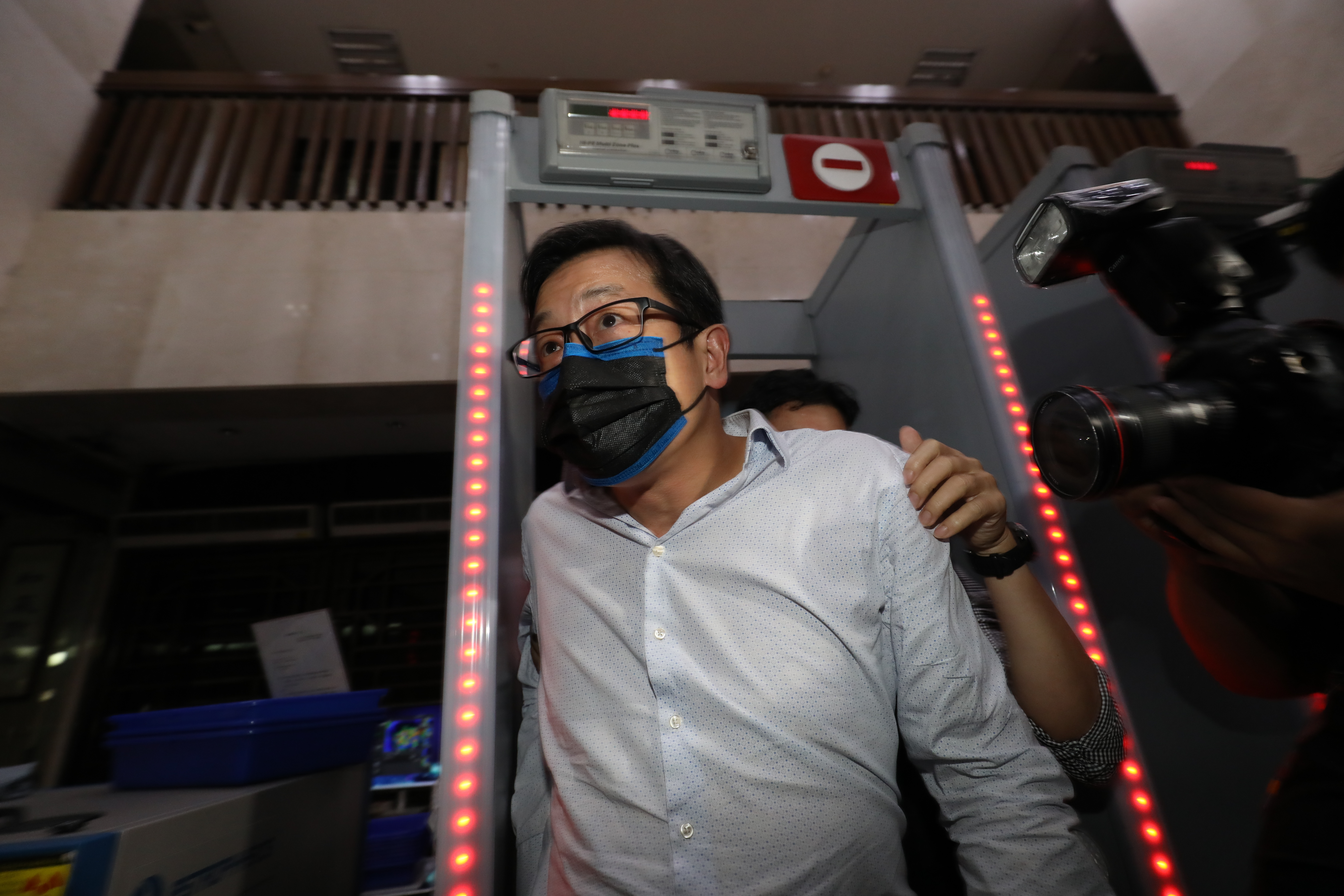 勞動部勞動基金運用局國內投資組長游廼文任內，涉嫌串連券商操控股，今遭北檢約談到案。