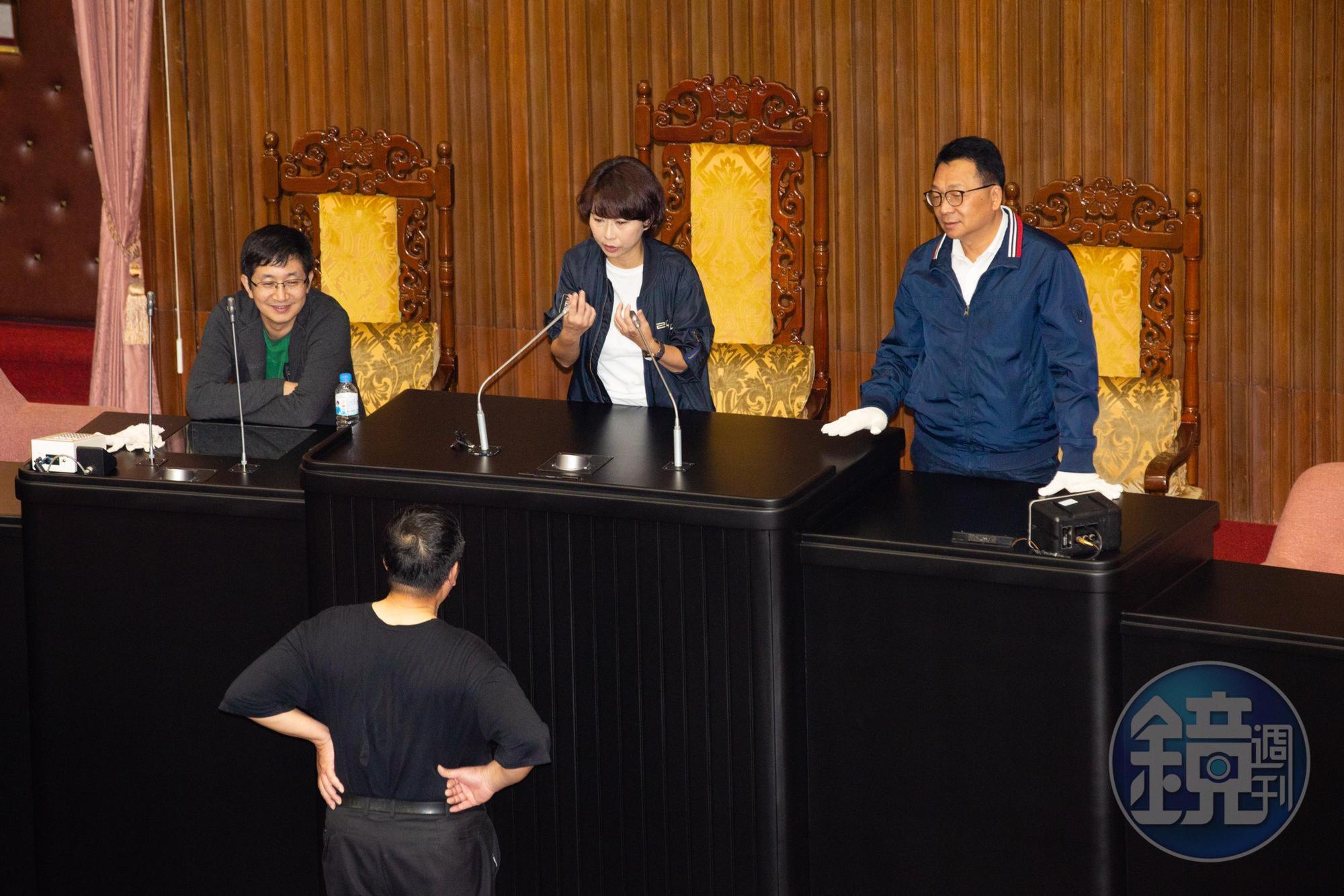 民進黨立委進場後先佔住主席台,確保議事順暢進行。