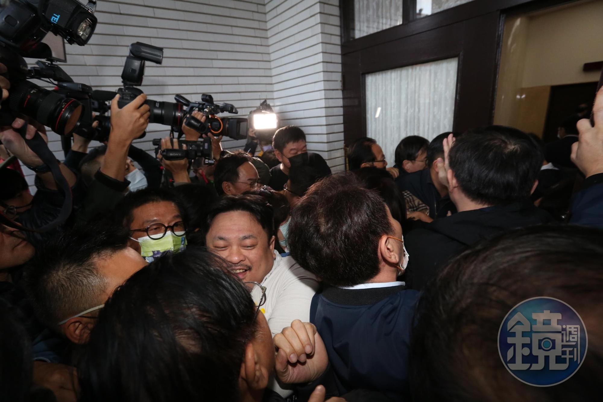 議場開門時藍綠立委有些許推擠,並無激烈衝突。
