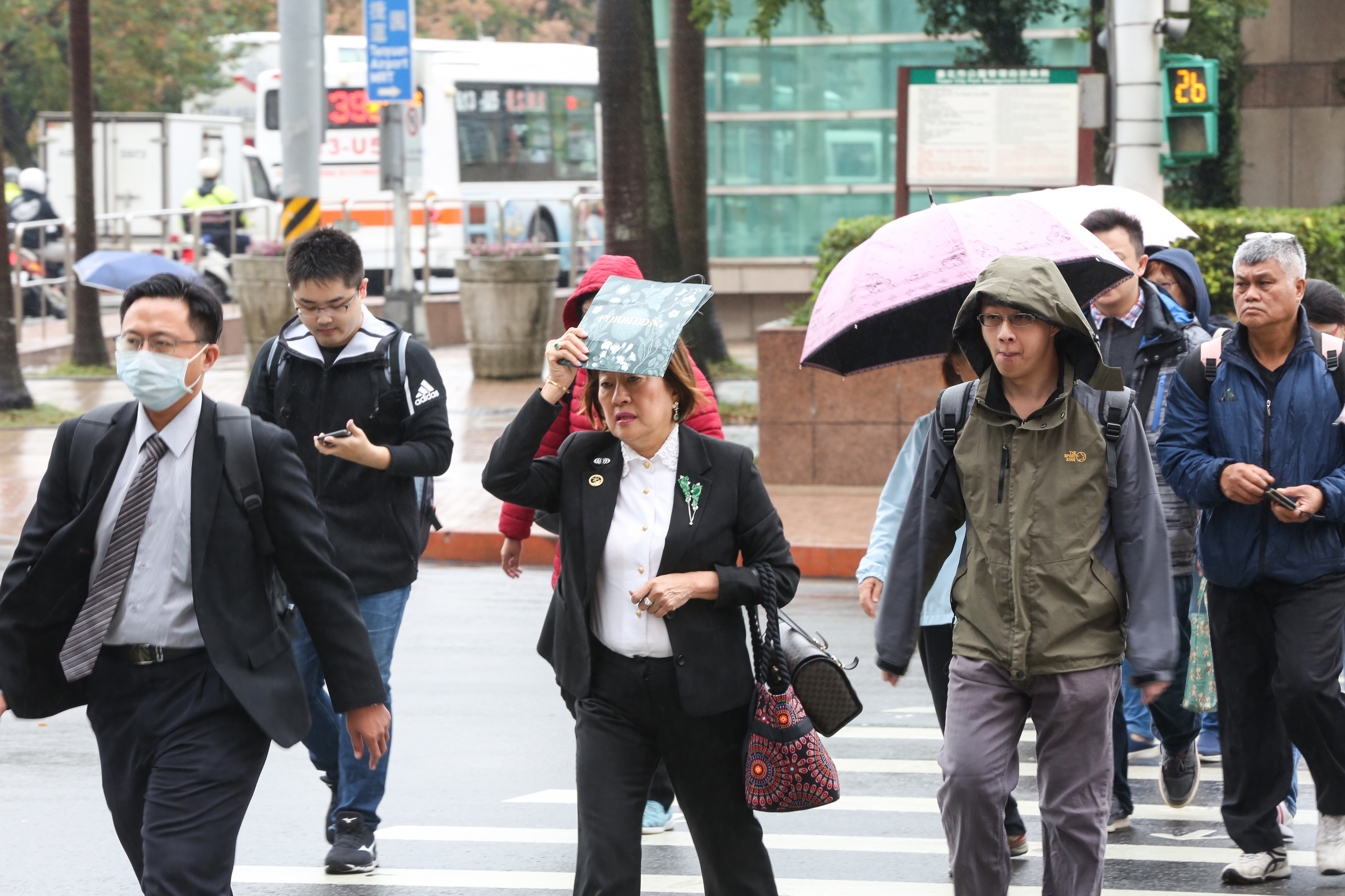 今天冷空氣隨著東北季風南下，越晚越冷。（本刊資料照）
