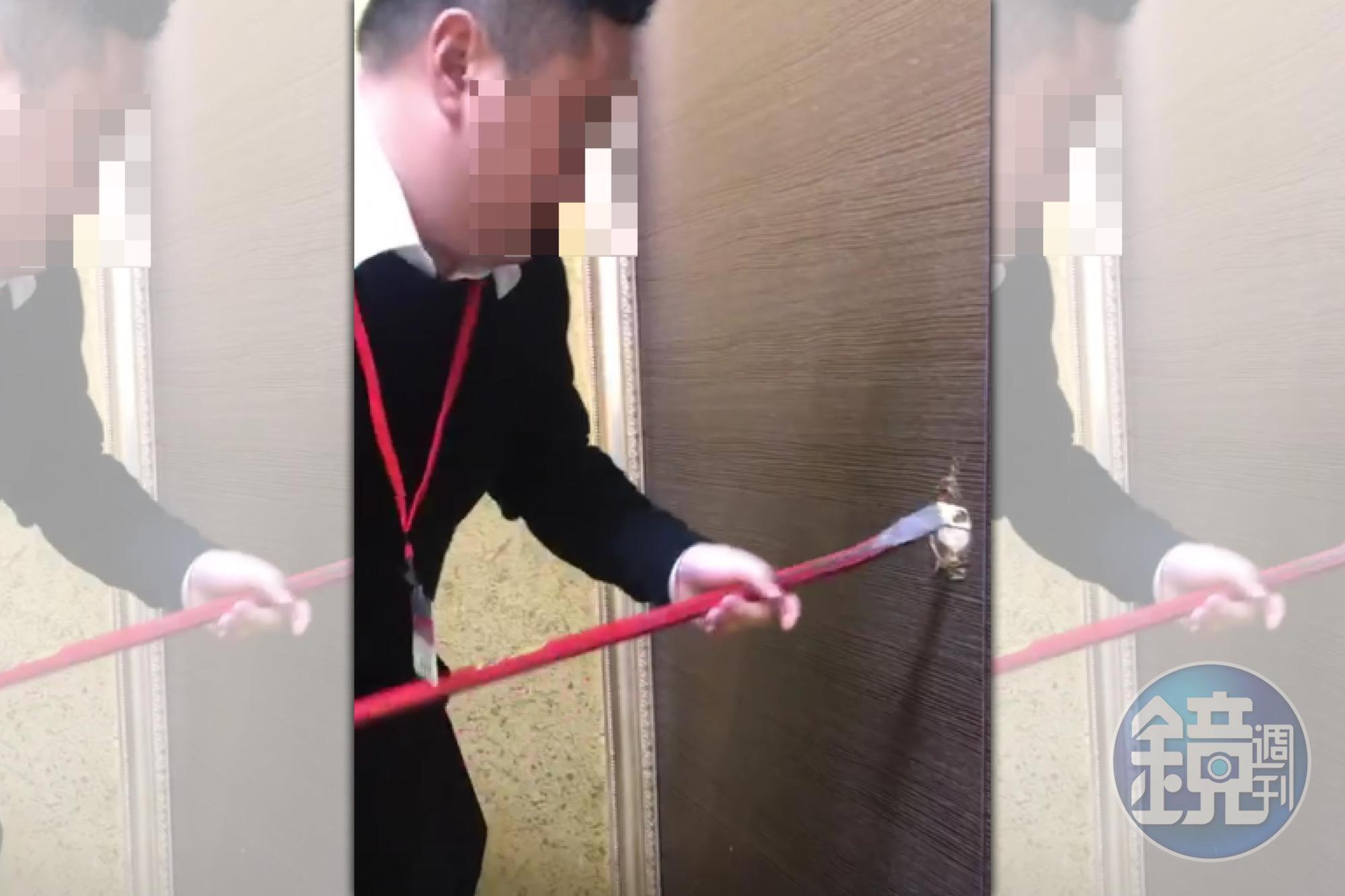 自稱協天廟新任主委的吳宏昱,要求多名男子進駐香客大樓強行破壞門鎖。(讀者提供)