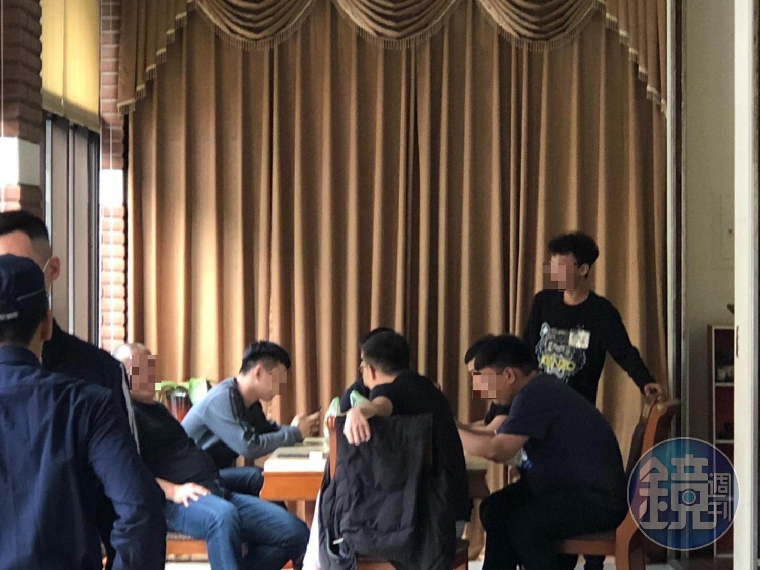 25日上午,協天廟香客大樓出現多名黑衣人佔據香客大樓。(讀者提供)
