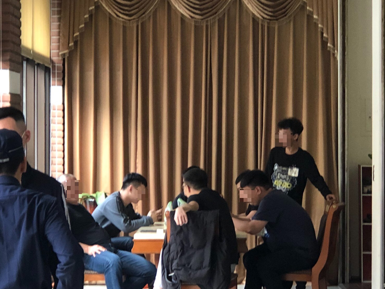25日上午，協天廟香客大樓出現多名黑衣人佔據香客大樓。（讀者提供）