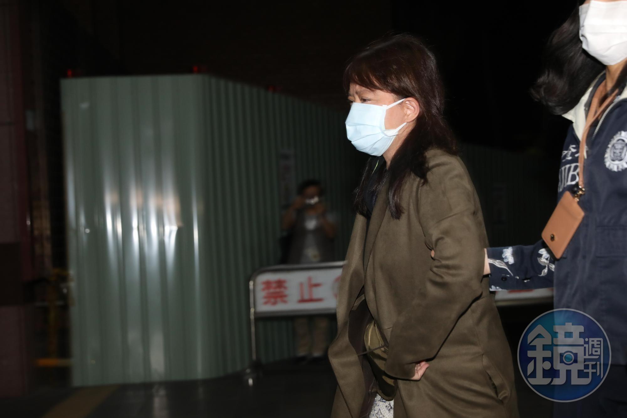 李世聰妻子劉萍遭北檢複訊後，表情凝重離開現場。
