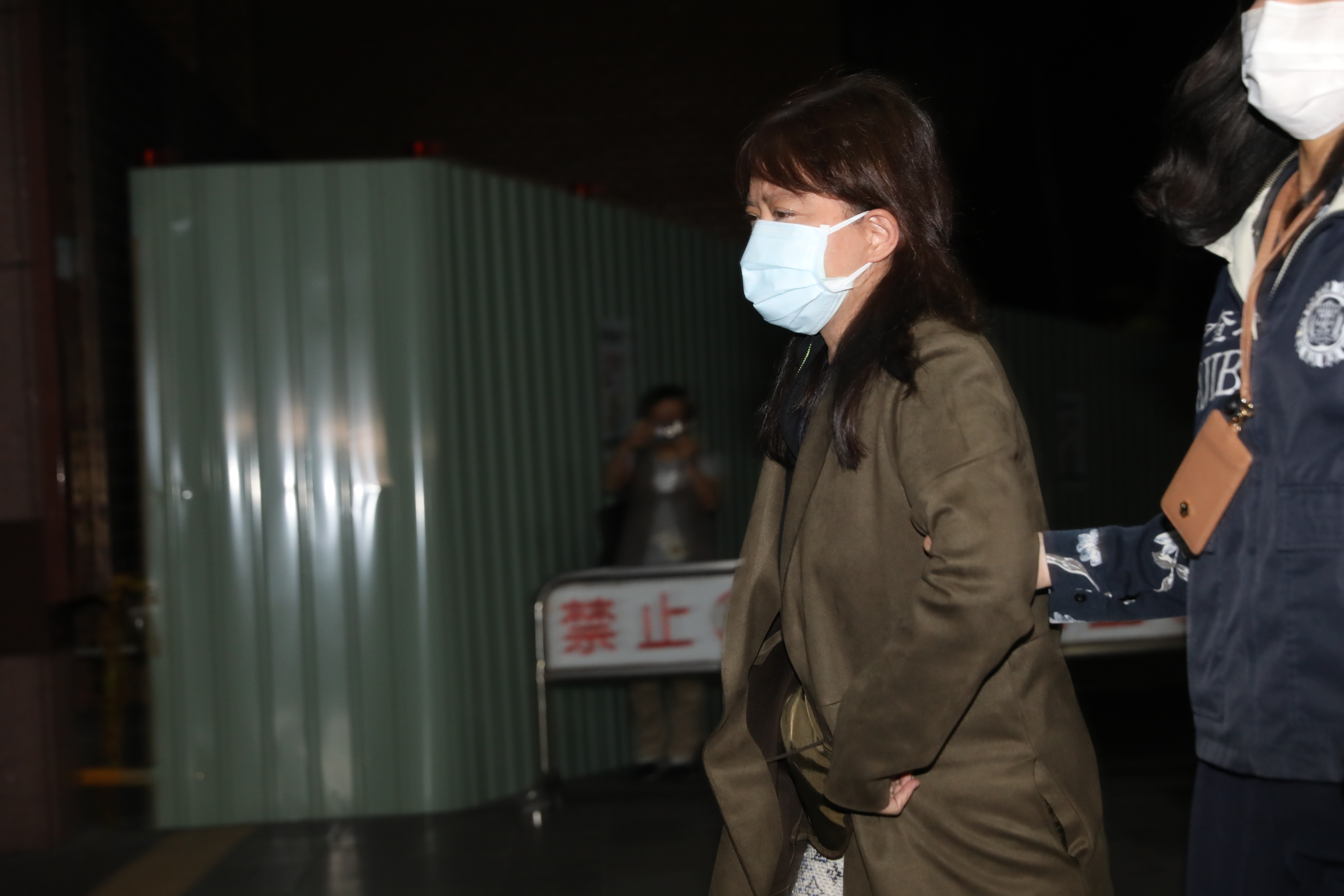 李世聰妻子劉萍遭北檢複訊後，表情凝重離開現場。