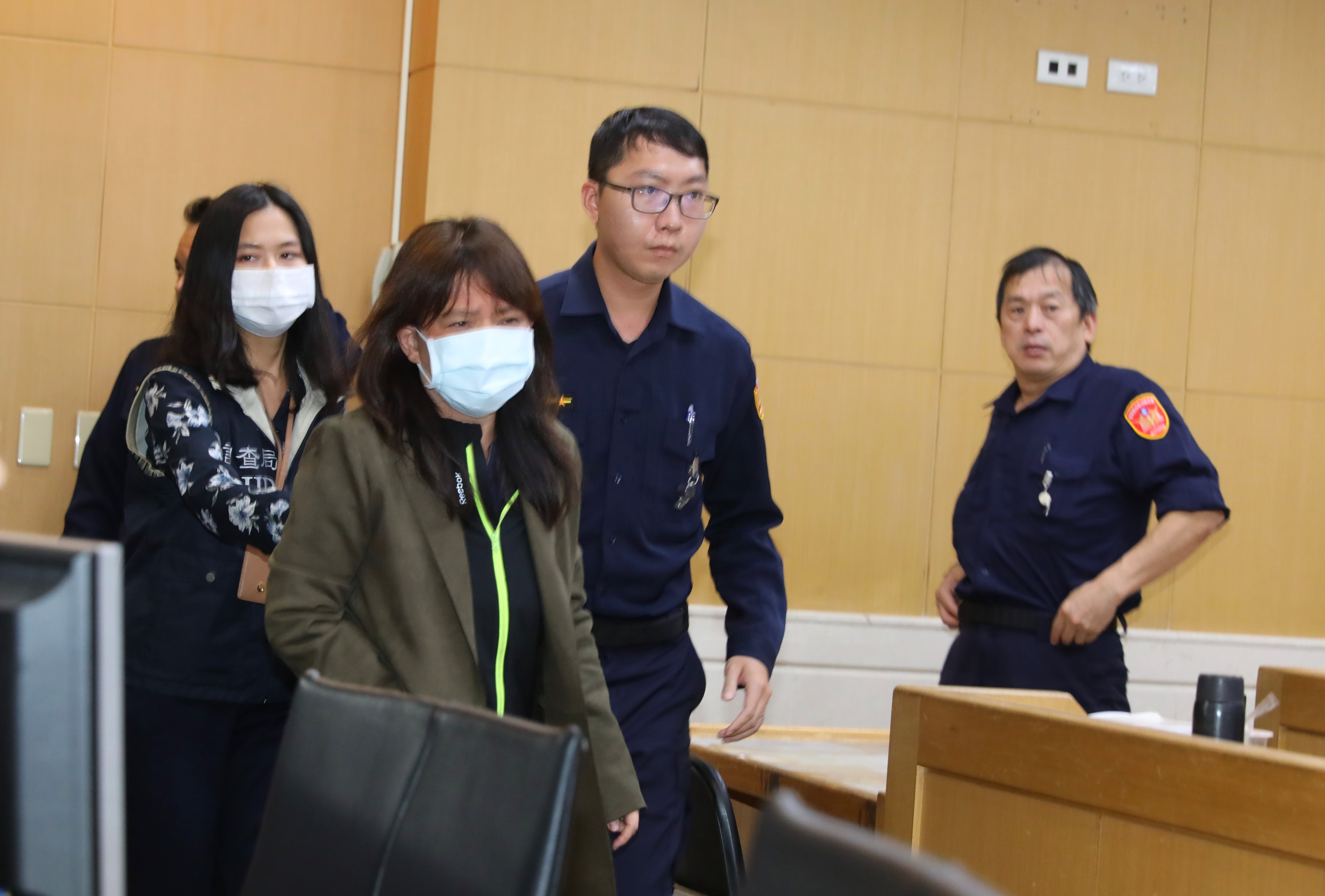 李世聰妻子劉萍訊後被檢方以100萬元交保，她也同意繳回犯罪所得2100萬元。