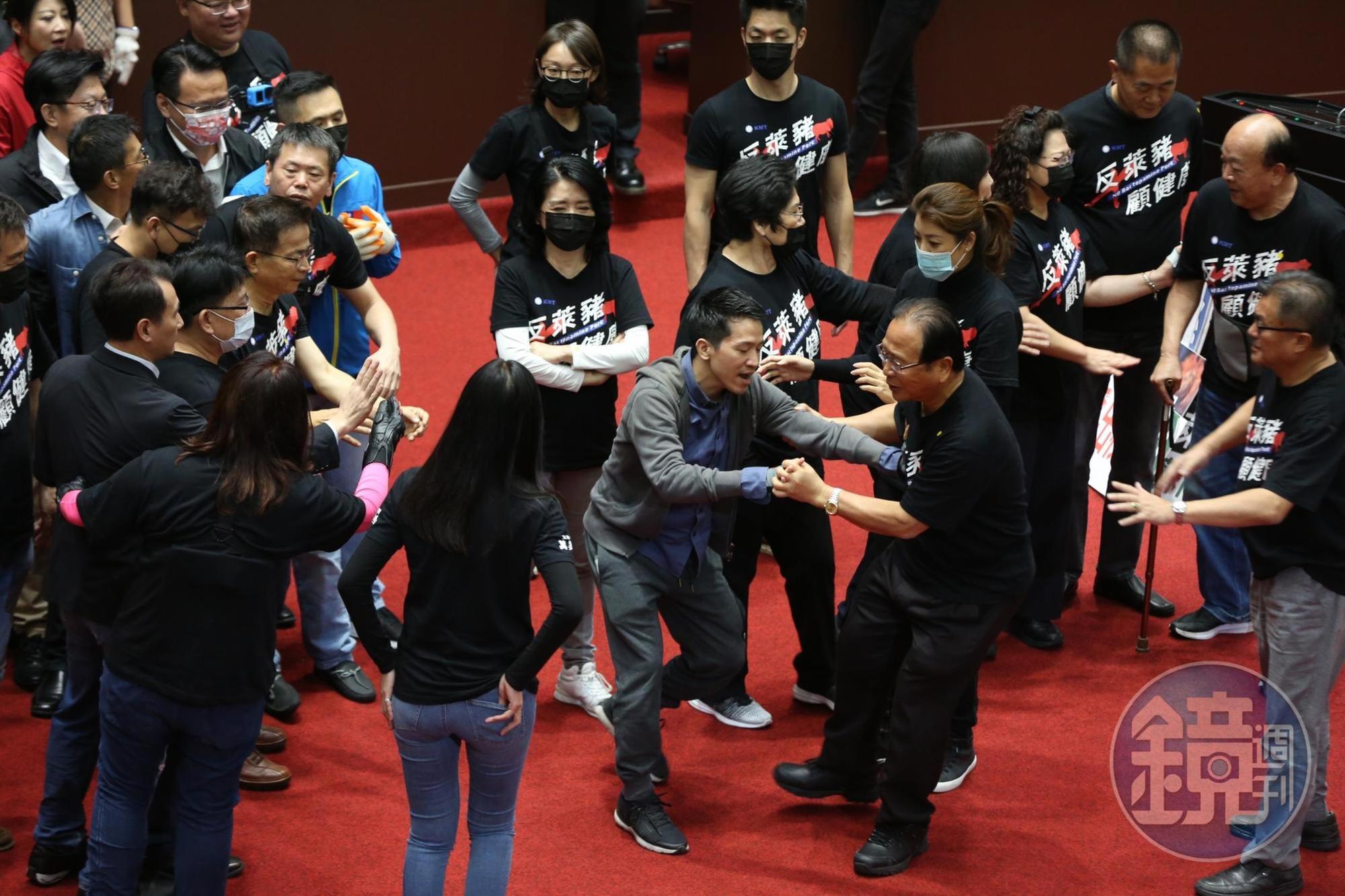 民進黨立委何志偉一度與國民黨立委林德福推擠,引發藍綠委關注。